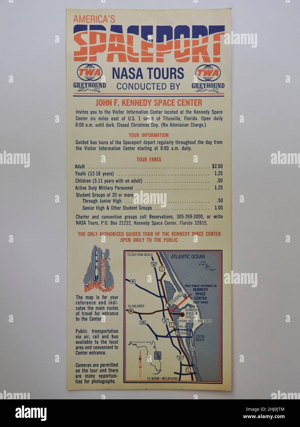 Rückseite einer Tour-Broschüre vom Kennedy Space Center, gesammelt als Teil einer Tour um den Starttag von Apollo 11. Stockfoto