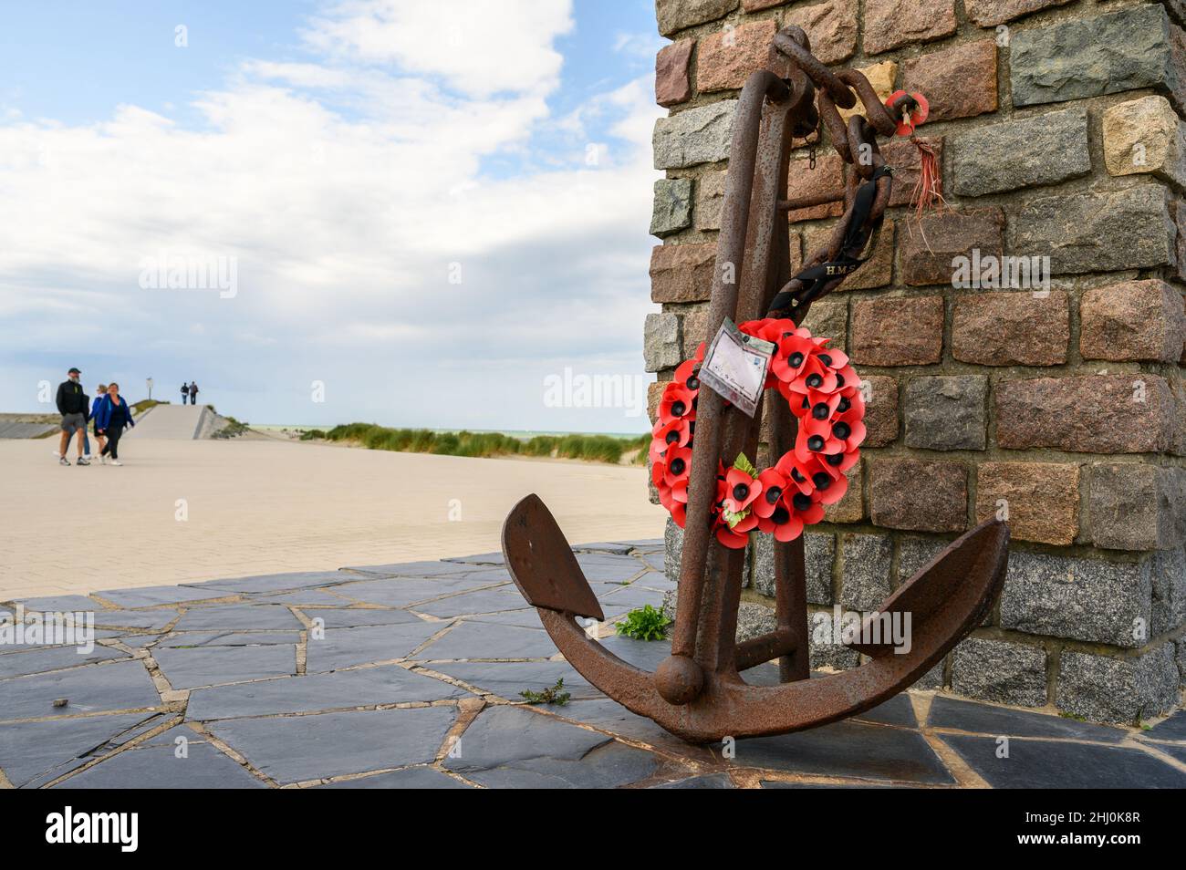 DUNKIRK, FRANKREICH - 13. AUGUST 2019: Nahaufnahme des Ankers mit Mohnblumen am Ende der Operation Dynamo Memorial für alliierte Truppen in Dunkirk Stockfoto