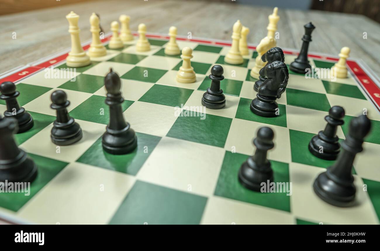 Ein Schachbrett mit Stücken. Es gibt einen ebenso intellektuellen taktischen Kampf. Das Konzept der Strategie im Geschäft Stockfoto