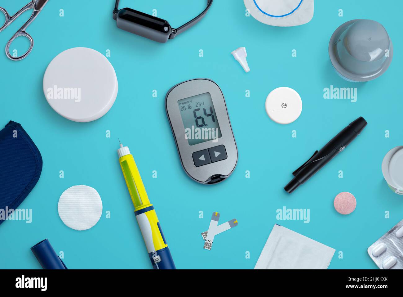 Diabetes-Zubehör und Geräte auf dem Schreibtisch. Draufsicht flache Lay-Komposition Stockfoto