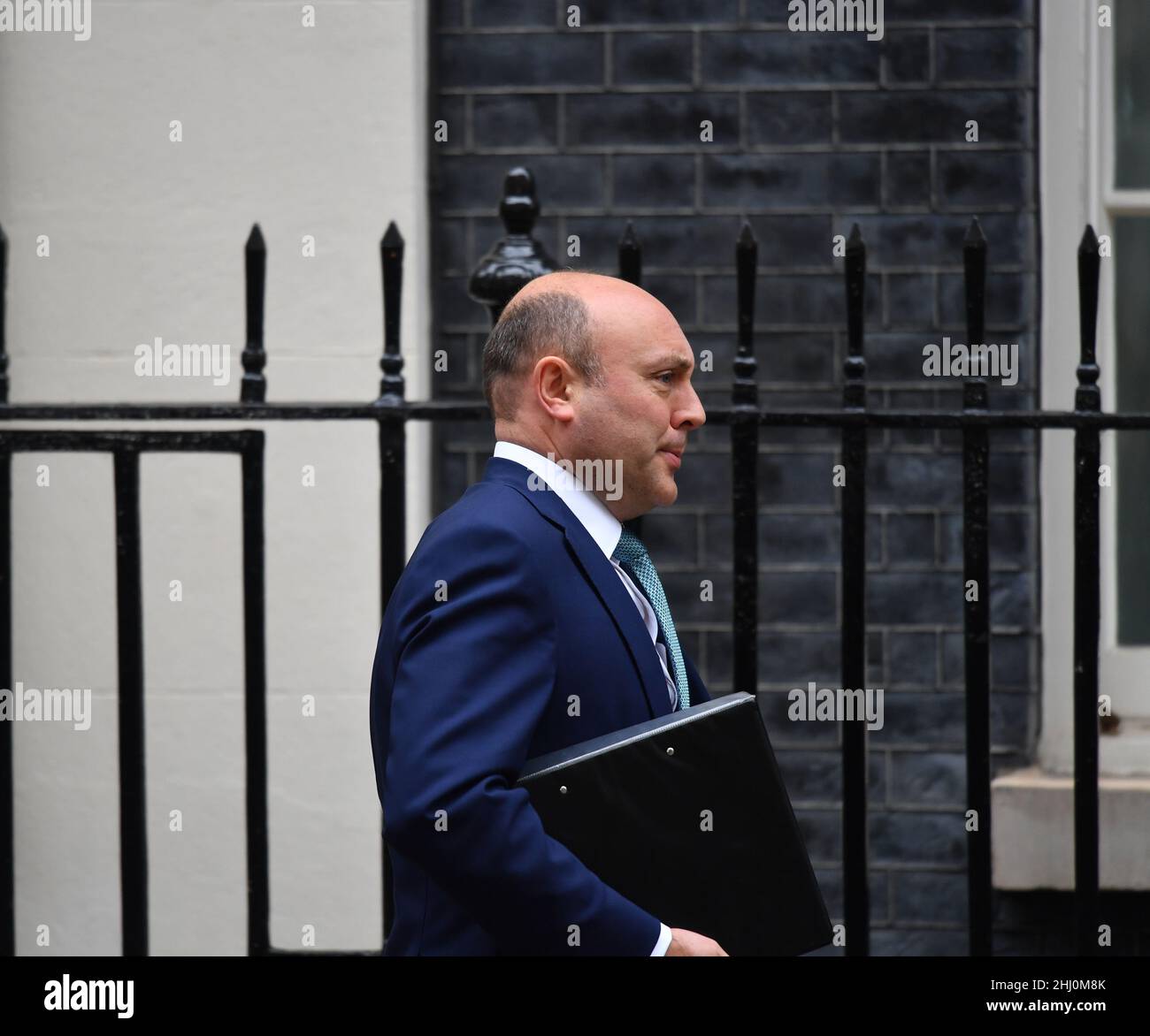 10 Downing Street, London, Großbritannien. 26. Januar 2022. Premierminister Boris Johnson verlässt die Downing Street 10, um an der wöchentlichen Fragestunde des Premierministers im Parlament teilzunehmen, während die Metropolitan Police während der Sperre Ermittlungen gegen die 10 Parteien einleitet. Bild: Andrew Griffith MP, Chief Business Adviser des Premierministers, verlässt die Downing Street, bevor der Premierminister das Parlament besucht. Quelle: Malcolm Park/Alamy Live News Stockfoto