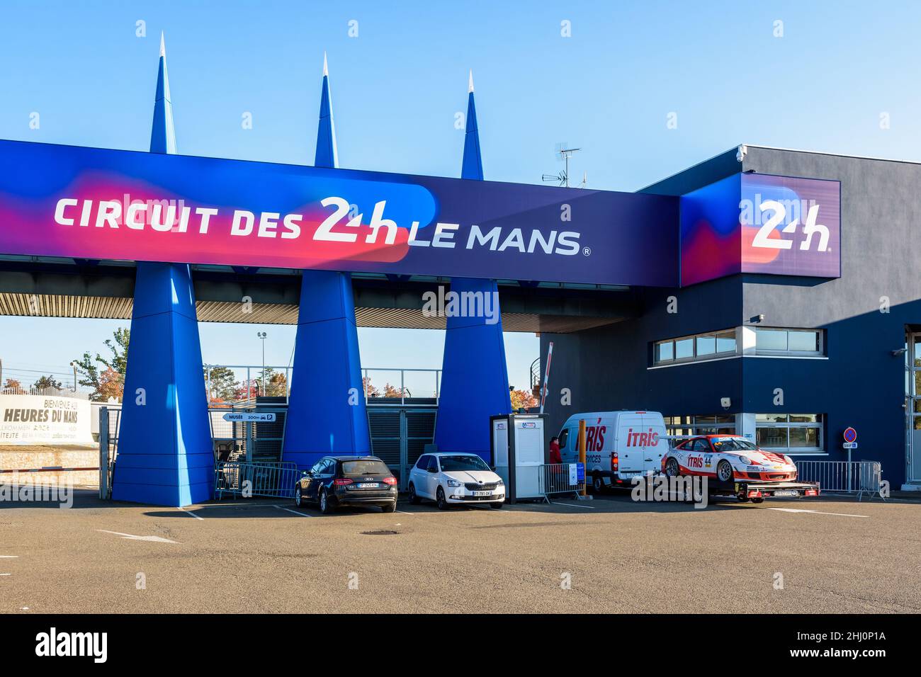 Ein Van, der einen Rennwagen schleppt, kommt am Tor der Rennstrecke der 24 Stunden von Le Mans, Frankreich, an. Stockfoto