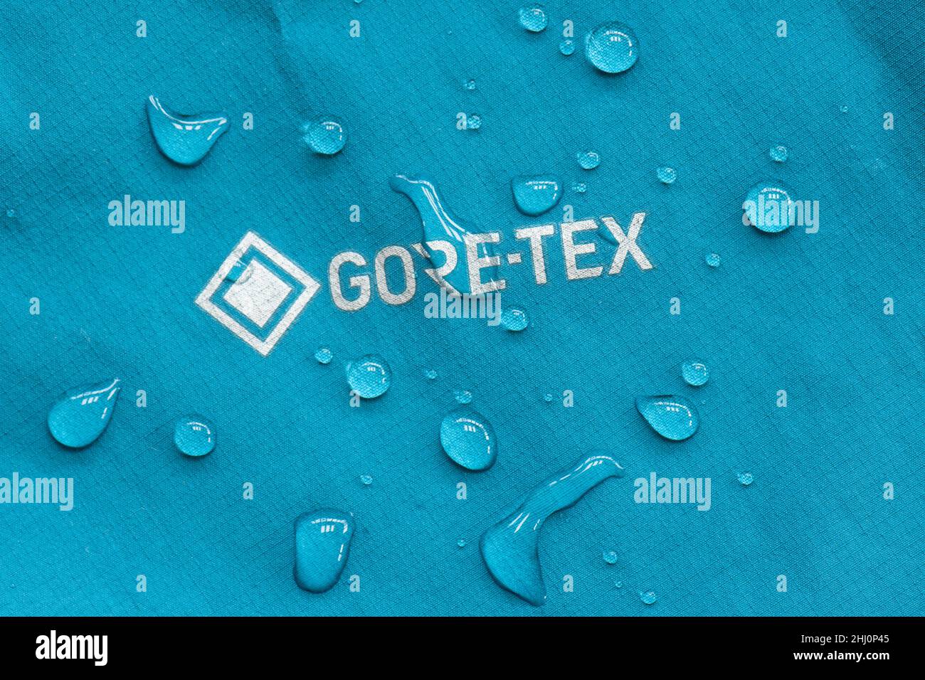 Gore-tex-Logo mit Wassertropfen auf wasserdichter Jacke Stockfoto