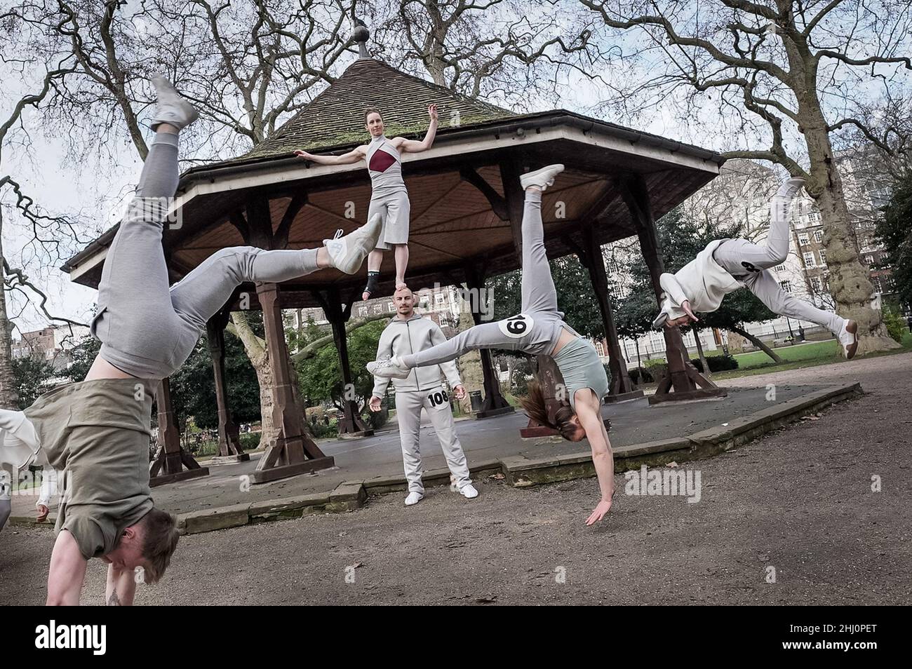 London, Großbritannien. 26th Januar 2022. Darsteller der Zirkusgesellschaft kaum methodische Truppe führen kühne körperliche akrobatische Kunststücke aus ihrer neuen Show-KIN in Lincoln Inn Fields auf. KIN, ursprünglich 2016 uraufgeführt, mischt die Akrobatik des Zirkus mit dem emotionalen Durchschlag des Theaters. Der Regisseur ist der berühmte Choreograf Ben Duke. KIN wird am Mittwoch, den 26th. August, in Sadlers Wells, im Pfau Theater eröffnet. Kredit: Guy Corbishley/Alamy Live Nachrichten Stockfoto