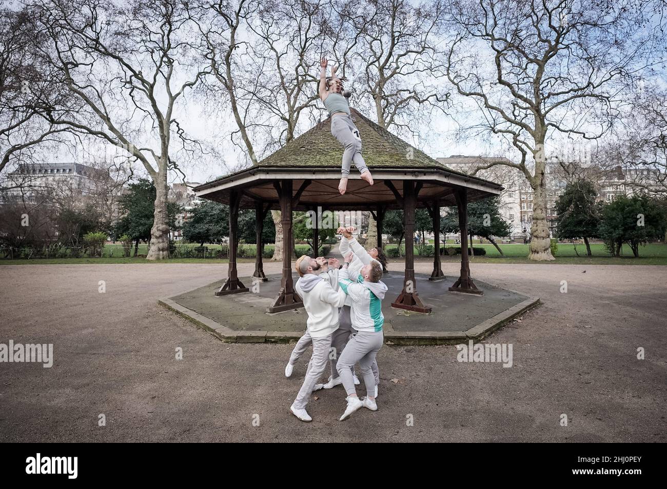 London, Großbritannien. 26th Januar 2022. Darsteller der Zirkusgesellschaft kaum methodische Truppe führen kühne körperliche akrobatische Kunststücke aus ihrer neuen Show-KIN in Lincoln Inn Fields auf. KIN, ursprünglich 2016 uraufgeführt, mischt die Akrobatik des Zirkus mit dem emotionalen Durchschlag des Theaters. Der Regisseur ist der berühmte Choreograf Ben Duke. KIN wird am Mittwoch, den 26th. August, in Sadlers Wells, im Pfau Theater eröffnet. Kredit: Guy Corbishley/Alamy Live Nachrichten Stockfoto