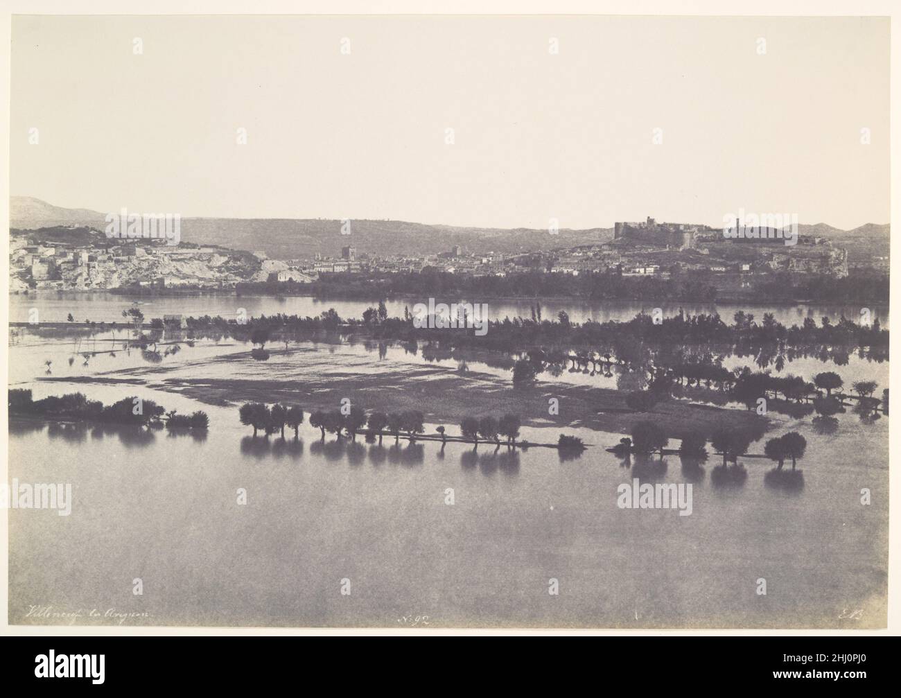 Die Überschwemmungen von 1856, Avignon 1856 Edouard Baldus Französisch, in Avignon als Preußen geboren, porträtierte Baldus die verheerenden Überschwemmungen von 1856 mit ungewöhnlicher Lyrik. Auf der Domterrasse stehend, schwenkt er seine Kamera zu einem weitläufigen, sechsteiligen Panorama, das das gesamte Rhône-Tal umfasst. In diesem Abschnitt kann man die überflutete Insel Barthelasse, die Stadt Villeneuve-lès-Avignon und den Fluss sehen, der langsam in die Grenzen seiner Ufer zurückkehrt. Maulbeerbäume und Weidenbäume prägen die wässrige Landschaft und zeigen die Konturen des zuvor trockenen Landes, und Bäume, Boote, Häuser und Hügel schweben auf dem W Stockfoto
