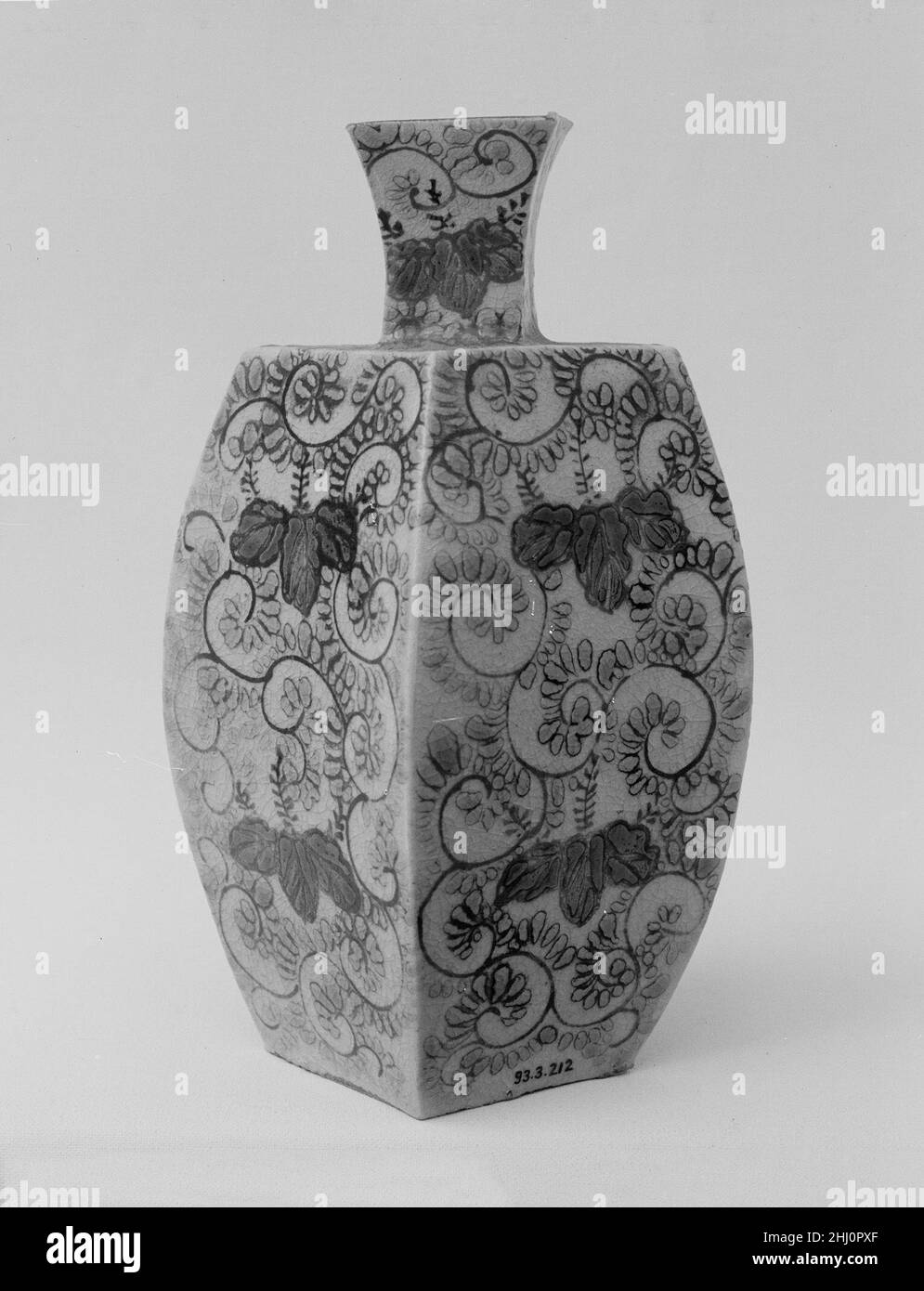 Vase 1730 Japan. Vase. Japan. 1730. Ton, bedeckt mit einer transparenten, knisternden Glasur, verziert mit farbigen Emaillen und Gold. Edo-Zeitraum (1615–1868). Keramik Stockfoto