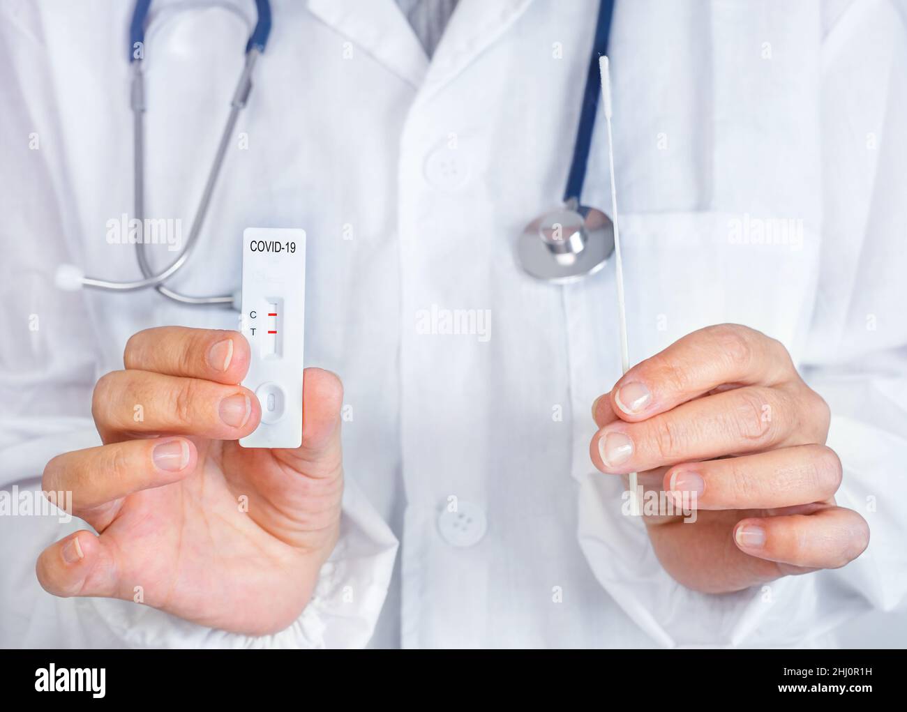 Ärztin mit Covid-Testkit in den Händen Stockfoto