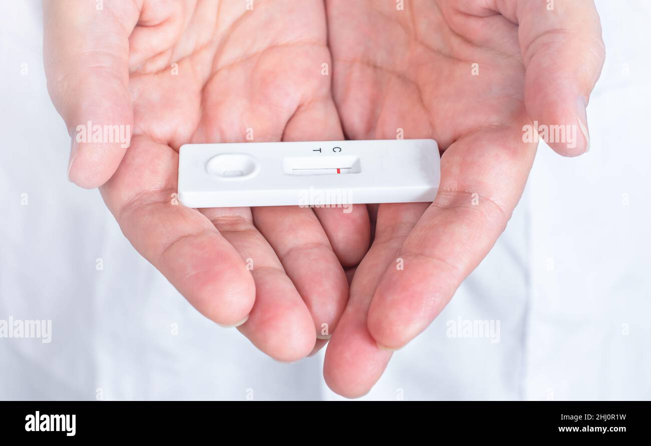 Ärztin, die eine Testkassette in den Händen in der Nähe hält Stockfoto