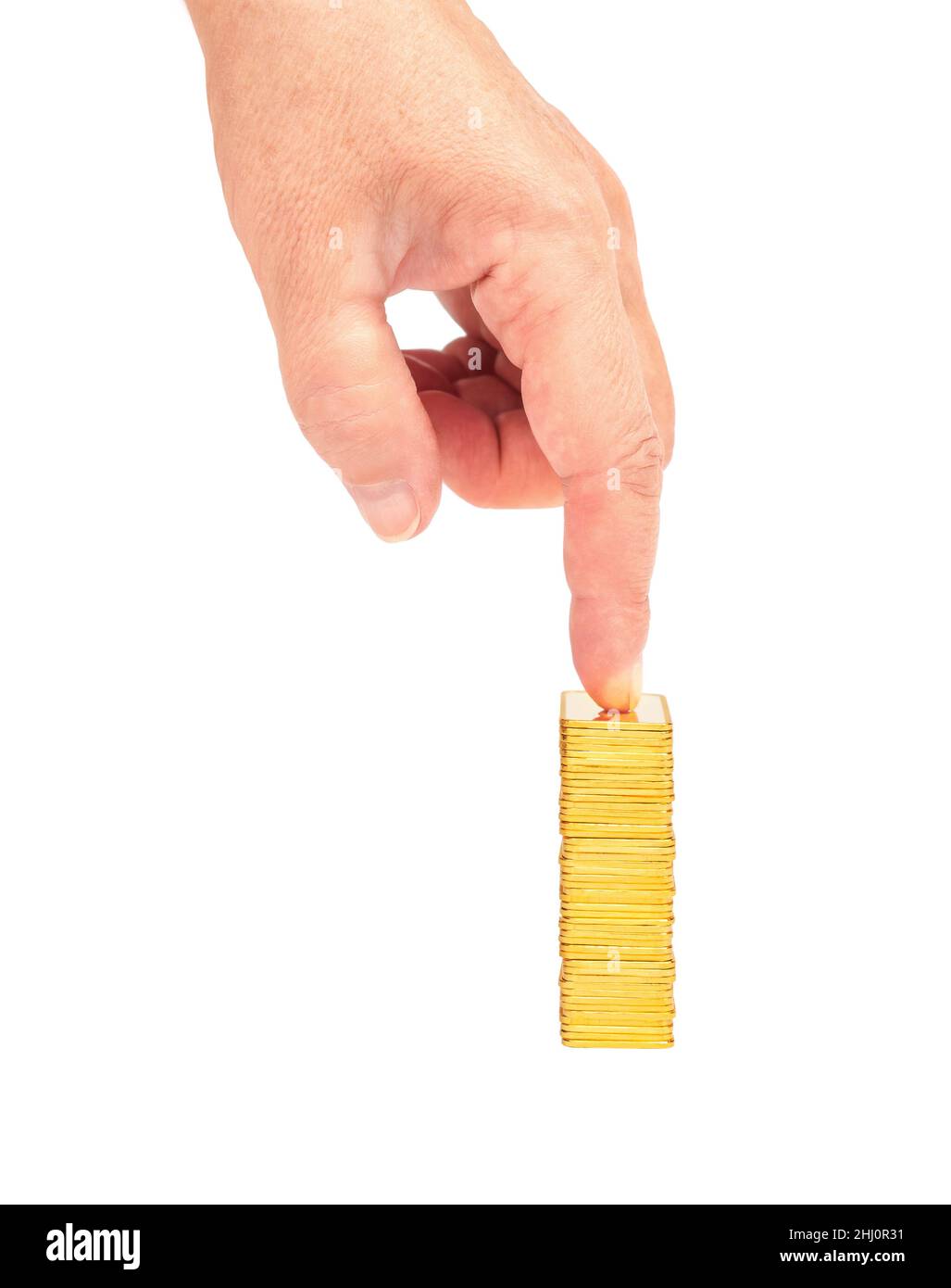 Der Zeigefinger zeigt auf einen Stapel von Goldbarren, die auf weißem Hintergrund isoliert sind Stockfoto