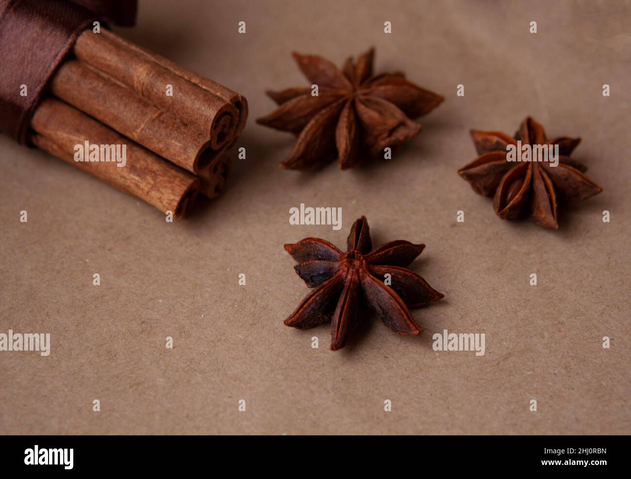 Zimtstange mit Stern anis auf dem handwerklichen Hintergrund. Aromatische Gewürze. Stockfoto
