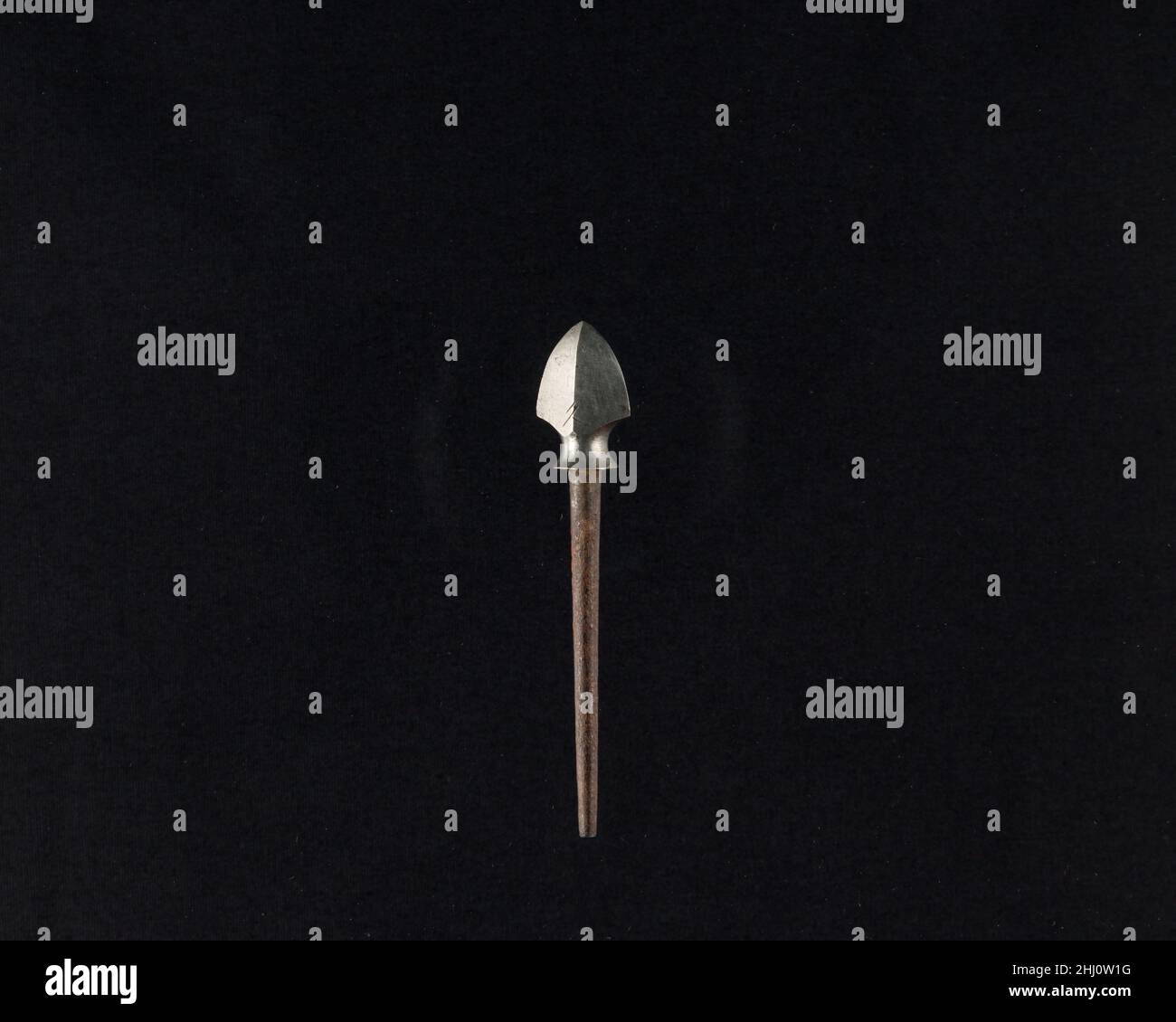 Arrowhead (Yanone) Japanisch des 18th. Jahrhunderts Obwohl japanische Krieger heute am meisten für ihre Schwertkunst bekannt sind, ist Bogenschießen, vor allem vom Pferderücken aus, seit Jahrhunderten ein wesentlicher Bestandteil der Samurai-Kriegsführung und -Kultur. Pfeile wurden mit unterschiedlich geformten Köpfen versehen, je nach ihrem Verwendungszweck im Krieg, bei der Jagd oder bei der Zielübung. Pfeilspitzen, die für den Einsatz auf dem Schlachtfeld entwickelt wurden, enthalten verschiedene Designs, die für spezielle Zwecke wie das Durchstechen von Rüstungen oder maximale Schäden an Pferden und unbewaffneten Mitarbeitern vorgesehen sind.große Pfeilspitzen, durchbohrt und aufwendig mit la gemeißelt Stockfoto