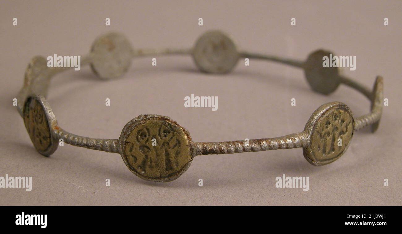 Armband mit Heiligen Figuren 5th–7th Jahrhundert Dieses beliebte Armband-Modell enthielt oft eine Anrufung zum Schutz des Trägers. Hier zeigen acht Medaillons Engel und heilige Figuren, die in der oranten (Gebet-)Pose stehen oder Kreuze und Räuchergefässe tragen. Ein Medaillon kann den Engel Gabriel zeigen, der der Jungfrau (die Verkündigung) erscheint. Armband mit Heiligen Figuren 446227 Stockfoto
