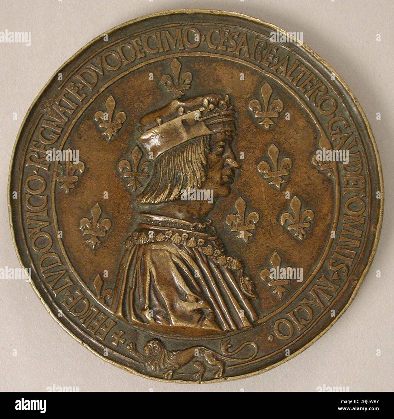 Medaille Ludwig XII., König von Frankreich (r. 1498–15155) und Anne of Brittany (1476–1514) ca. 1499 Besuche des französischen Königshauses wurden zum Anlass für üppige Bürgerfeste, und es wurden Medaillen angefertigt, um diesen Ereignissen zu gedenken. Eine goldene Version dieser doppelseitigen Medaille wurde Anne von der Bretagne überreicht, als sie im März 1500 mit Ludwig XII. In Lyon eintraf. Die Herrschaft des französischen Königs wird durch die Inschrift verherrlicht: „in der gesegneten Herrschaft von Ludwig XII., einem zweiten Kaiser, freut sich die ganze Nation.“ Das Paar ist im Profil gegen Felder dargestellt, die mit Fleur-de-LIS, Emblem der französischen Monarchie, und e gesät wurden Stockfoto