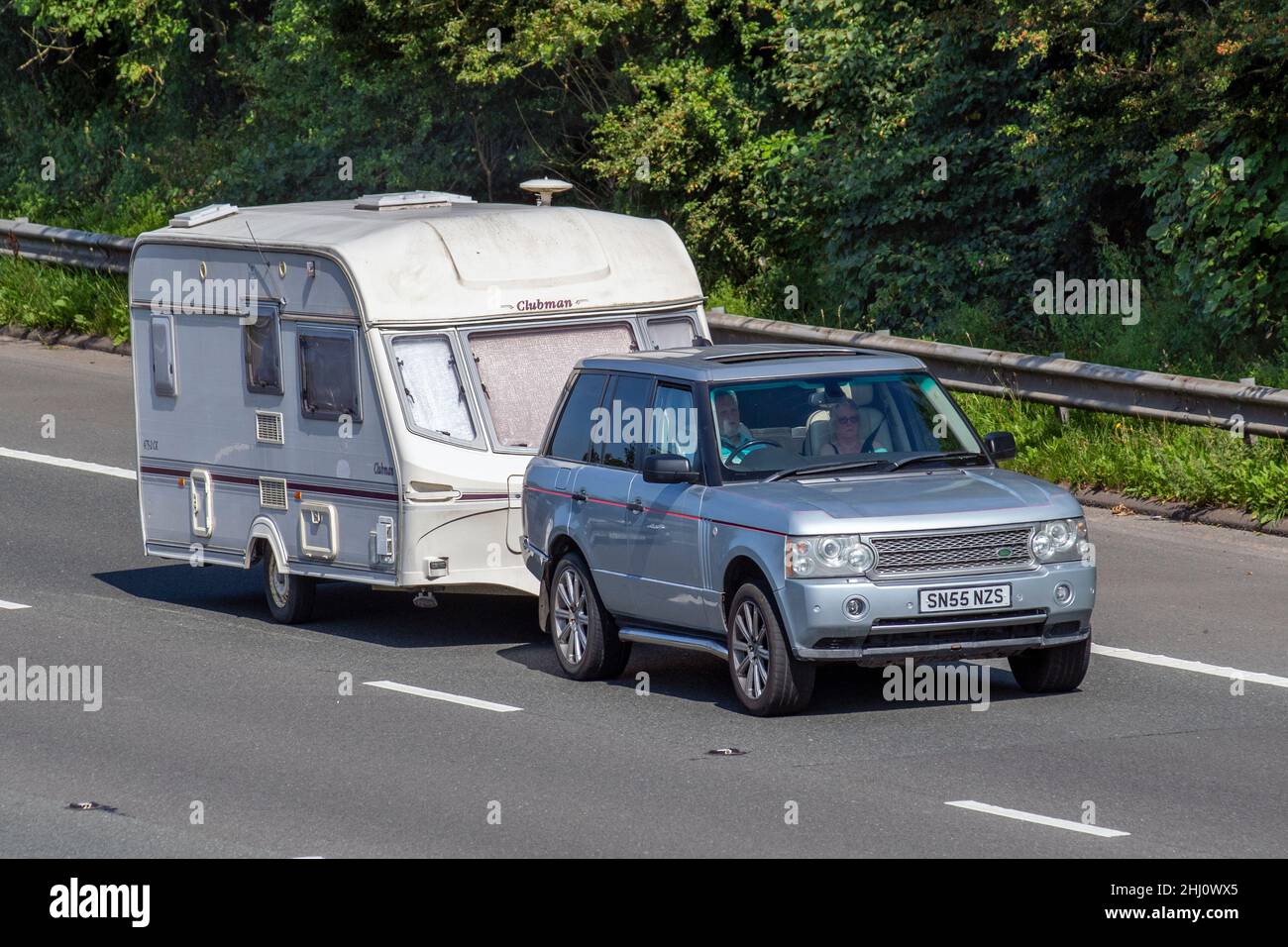 2006 (55) Silber Land Rover TD6 Vogue 2926 ccm Diesel, 5-Gang-Automatikgetriebe; Clubman Caravans und Wohnmobile, Wohnmobile auf britischen Straßen, Wohnmobil für Wohnmobile, Familienurlaub, Caravanettenurlaub, Caravanettenurlaub das Leben auf der Straße, Großbritannien Stockfoto