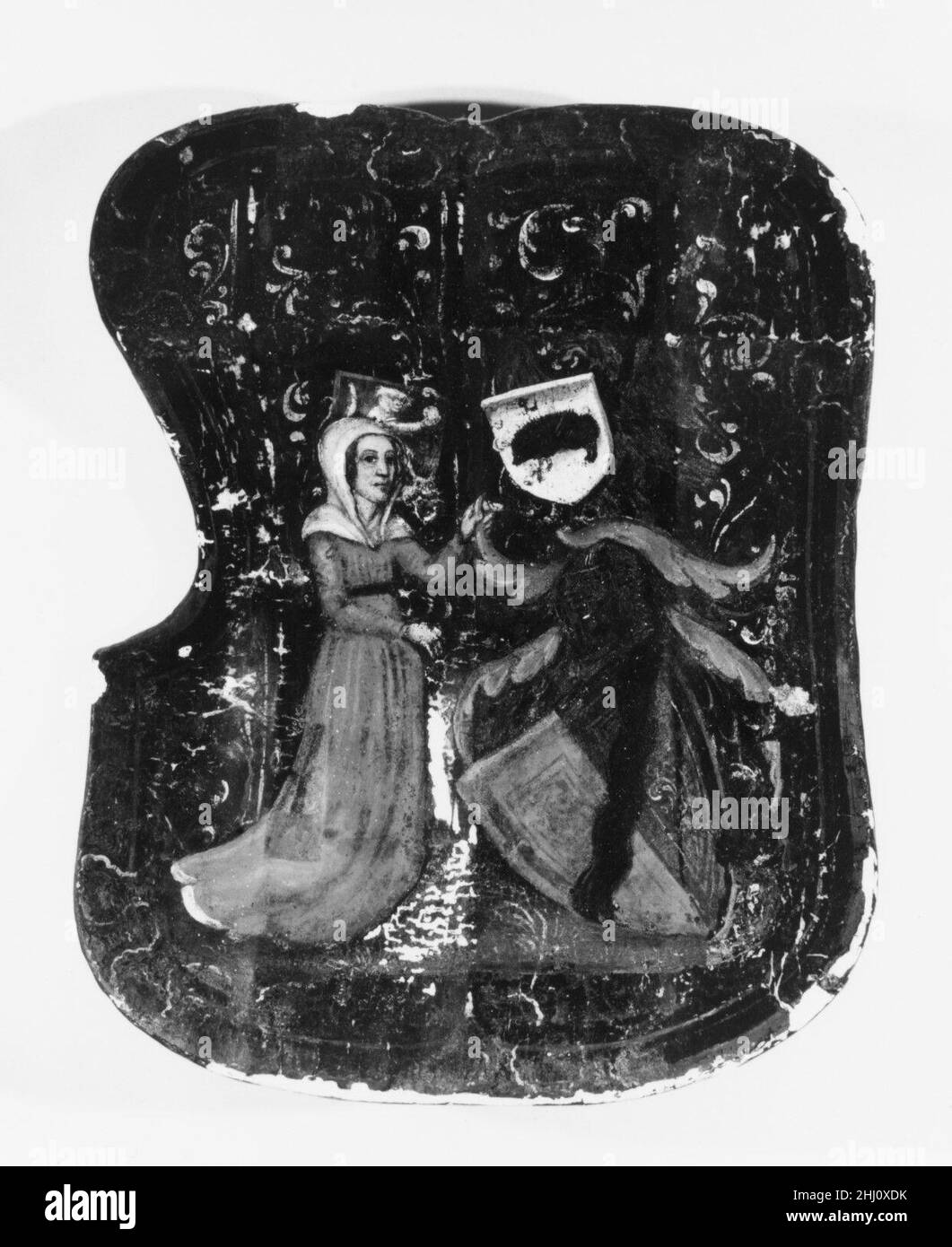 Schild für das Feld oder Turnier (Targe) ca. 1450–1500 Deutsch die Oberfläche des Schildes ist mit zarten Blattrollen in silbernem Blatt (jetzt angelaufen) auf schwarzem Grund bemalt. Während seines Arbeitslebens wurde der Schild ein zweites Mal mit zwei Schilden bemalt, die die Arme der Nürnberger Patrizierfamilien Ketzel (auf schwarzem Grund, ein silberner Affe mit Goldkugel) und Igelbrecht (auf silbernem Boden, Ein schwarzer Igel mit drei goldenen Äpfeln, die auf dem Rücken stecken). Das Wappen könnte im späten fünfzehnten Jahrhundert von der Familie Ketzel als Denkmal für Heinrich Ketzel der Ältere (di Stockfoto