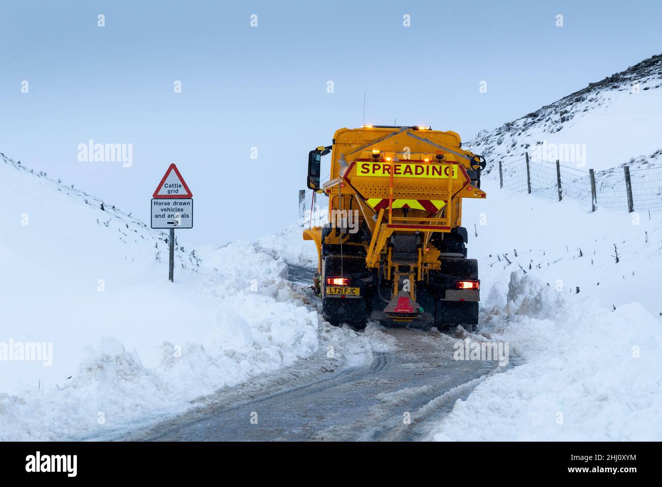 Ein Gritter-Wagen des North Yorkshire County Council kämpft sich über den Buttertubs Pass, der Wensleydale mit Swaledale verbindet, Nr. Stockfoto