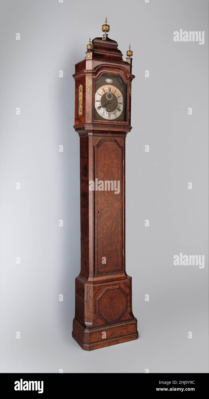 Longcase Uhr mit Kalender wahrscheinlich ca. 1720 Uhrmacher: Daniel Delander Delander, ein ehemaliger Geselle in der Werkstatt von Thomas Tompion, war ein weiterer innovativer Uhrmacher, der im 17. Und 18. Jahrhundert zu dem hervorragenden Ruf der englischen Horologie beitrug. Die achttägige Bewegung dieses Beispiels hat Racks-and-Snail-Schlagkraft und Riegel-und-Verschluss, die die Kraft aufrechterhalten. Es hat eine ungewöhnliche Duplex-Hemmung, die anscheinend vom Uhrmacher erfunden und in einer kleinen Anzahl seiner Uhren verwendet wurde. Der Hersteller von Delanders markantem Fall ist unbekannt. Eine von mehreren Varianten derselben Stockfoto