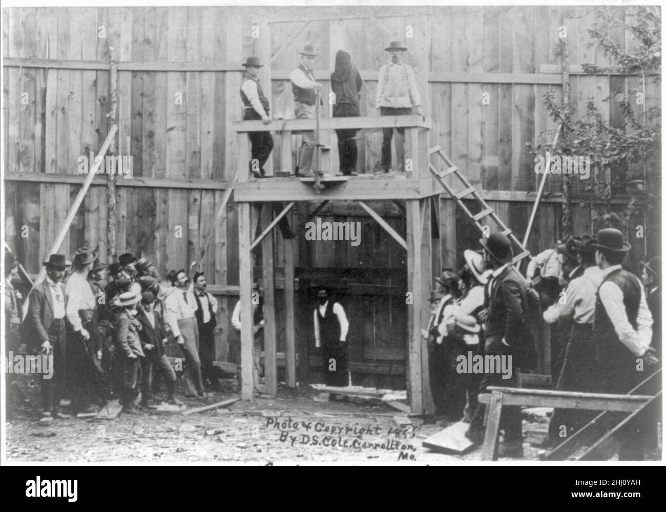Before the Drop - Kapuzenmann auf Gerüsten, der aufgehängt werden soll, es sei denn, es gab eine Last-Minute-Pause - 1896 Stockfoto