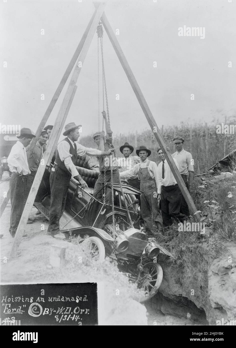 Heben eines unbeschädigten Ford-Motorwagens aus dem Graben - 1914 Stockfoto