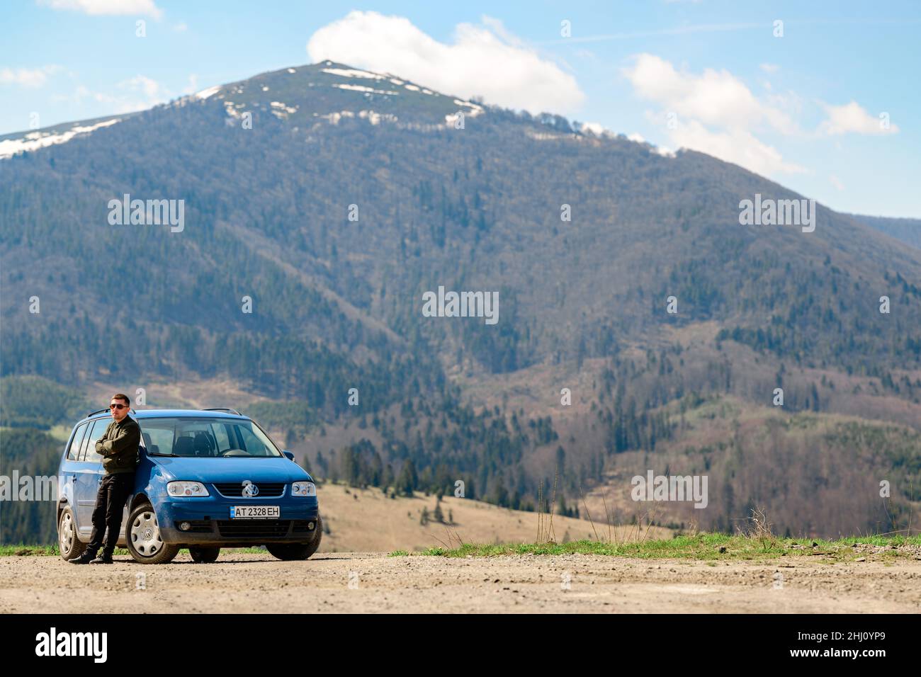 Uzhhorod, Ukraine 4. Mai 2021: Touristen reisen in die Ukraine, mit dem Auto Volkswagen, Berglandschaft im Hintergrund, die ukrainischen Karpaten Stockfoto