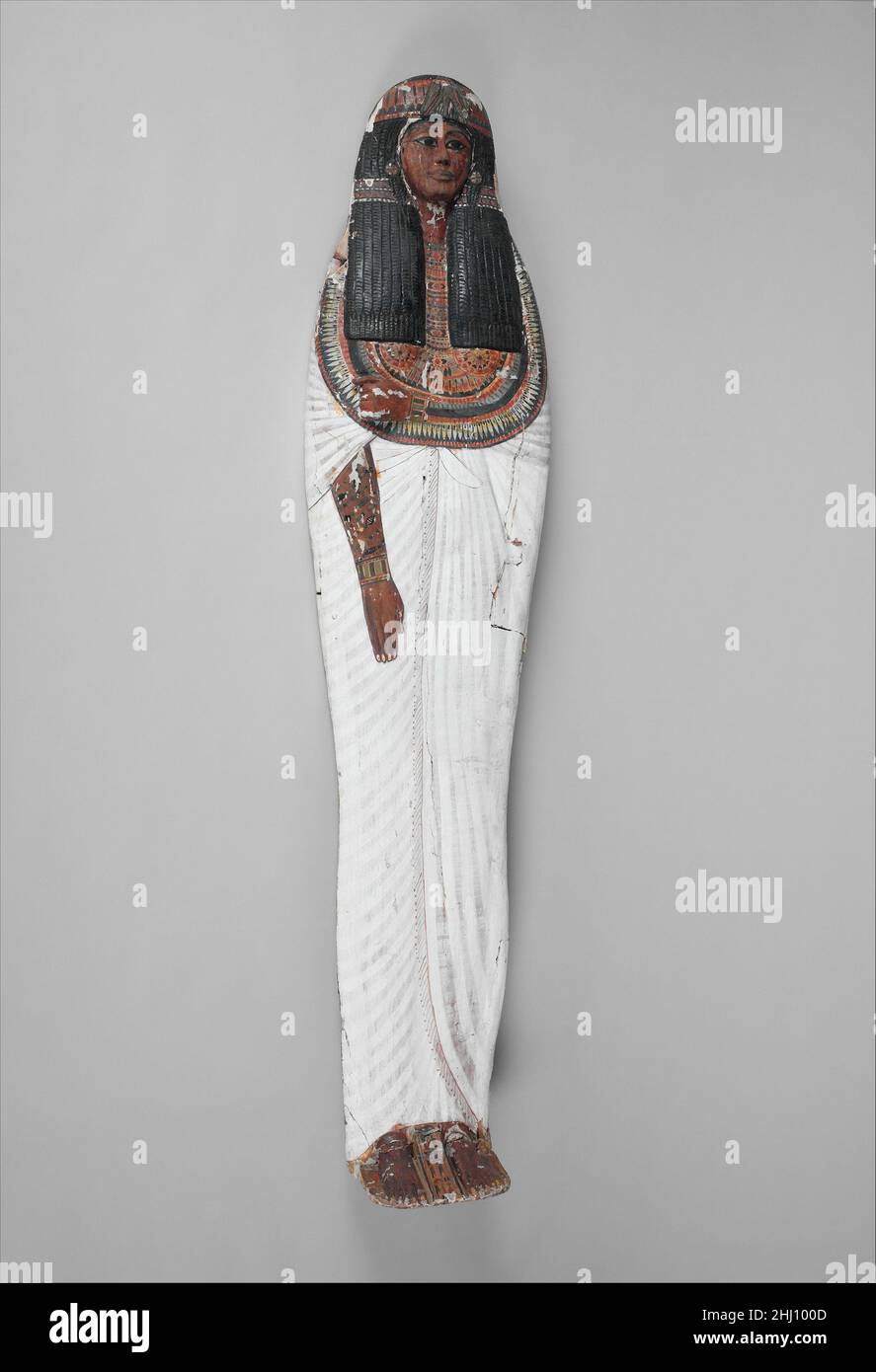 Mumie Board of Iineferty ca. 1279–1213 v. Chr. Neues Königreich, Ramesside die Herrin des Hauses, Iineferty, wurde in einem anthropoiden Holzsarg begraben (86,1.5a, b). Über den Körper wurde eine Holzabdeckung gelegt, die manchmal als „Mumienbrett“ bezeichnet wurde. Dieses Mumie-Brett ist geschnitzt und bemalt, um die Verstorbene darzustellen, als ob sie lebendig wäre und in einem langen weißen Faltenkleid gekleidet wäre. Weitere Objekte aus der Sammlung, die im selben Grab entdeckt wurden, können hier eingesehen werden. Hören Sie zu, wie Experten die Geschichte dieses Kunstwerks beleuchten Hörspiel oder Pause #3490. Sarg der Herrin des Hauses, Iineferty, unterstützt von Bloombe Stockfoto