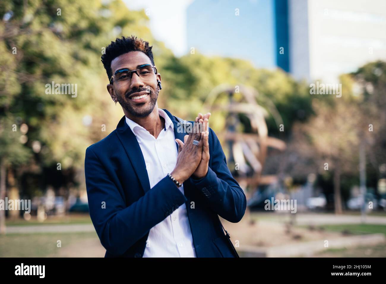 Porträt eines lächelnden Geschäftsmanns, der sich die Hände reibt Stockfoto