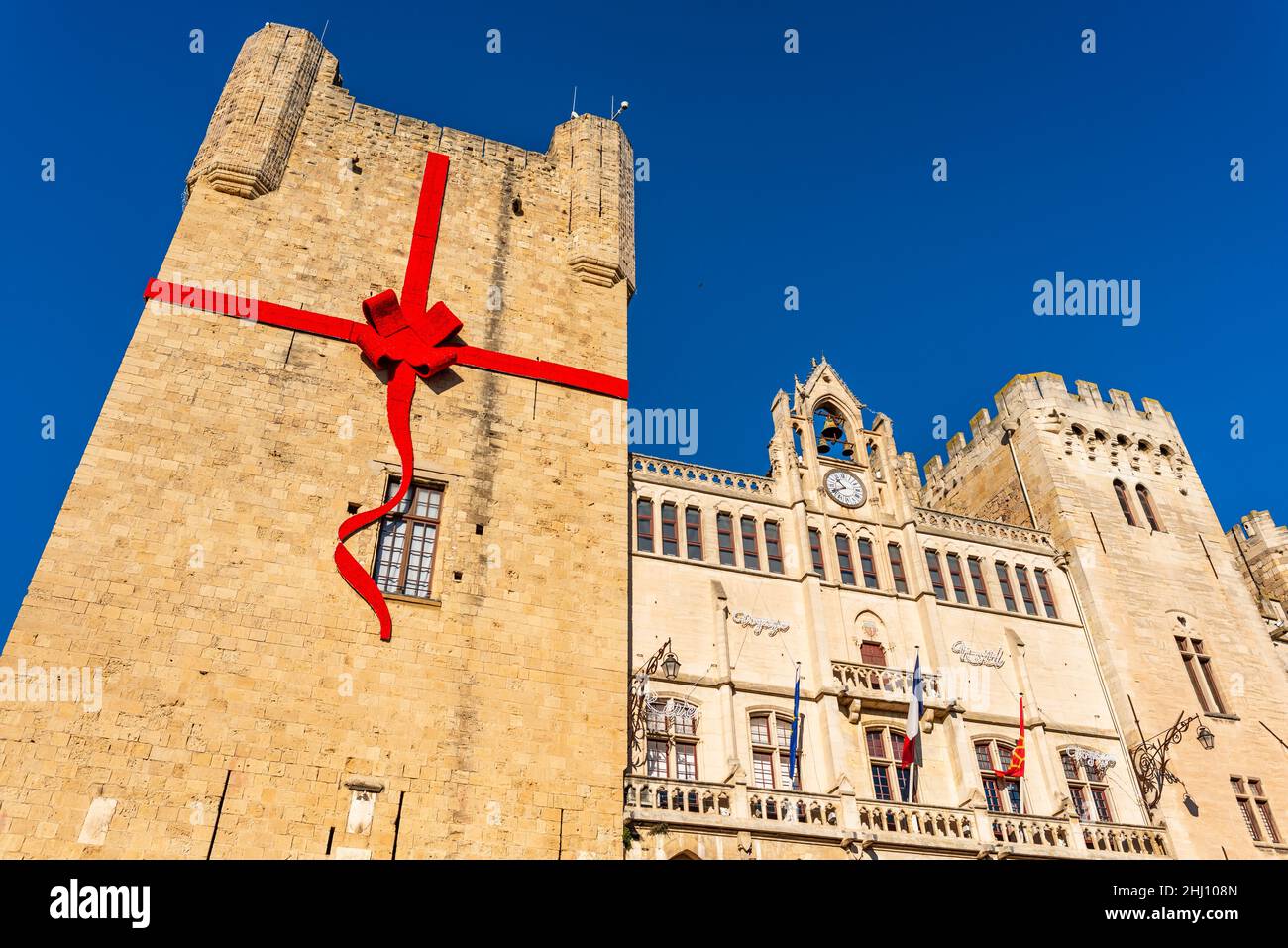 Das Rathaus von Narbonne mit seiner Weihnachtsdekoration, ein Palast aus dem 12th. Jahrhundert mit Archäologie- und Kunstmuseen und ein unterirdisches römisches Lagerhaus in Frankreich Stockfoto