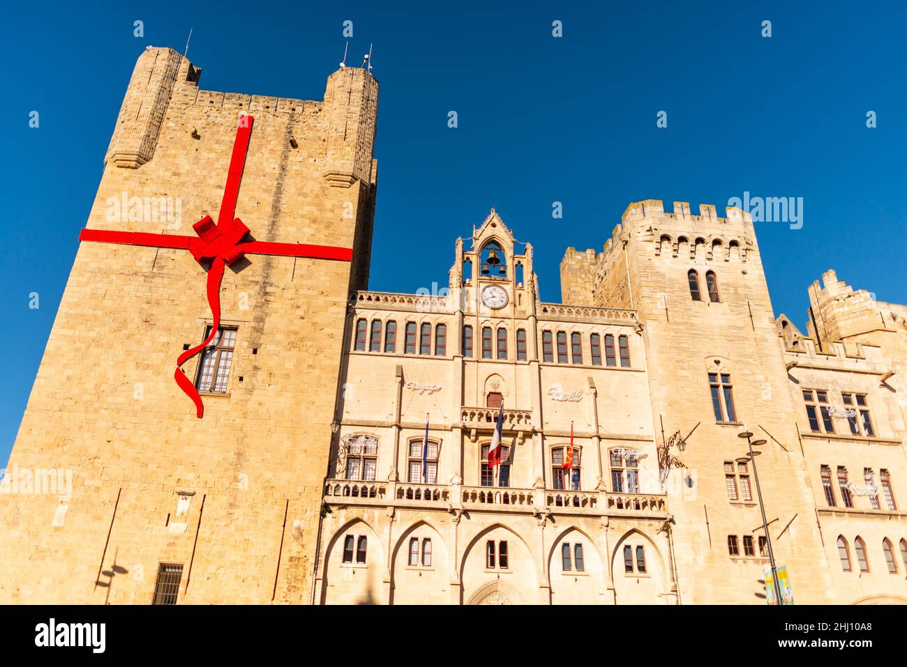 Das Rathaus von Narbonne mit seiner Weihnachtsdekoration, ein Palast aus dem 12th. Jahrhundert mit Archäologie- und Kunstmuseen und ein unterirdisches römisches Lagerhaus in Frankreich Stockfoto