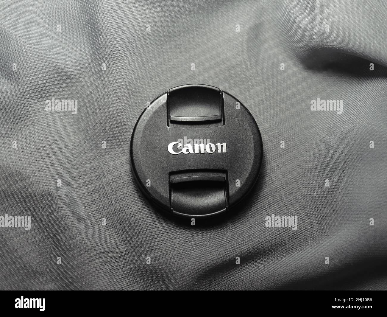 Canon Objektivdeckel auf grauem Hintergrund Stockfoto
