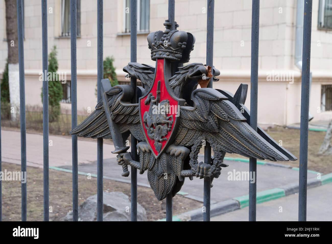 Russland. Moskau. Einzäunung von sicheren Einrichtungen. Das Emblem des Verteidigungsministeriums der Russischen Föderation auf dem Zaun einer militärischen Ausbildung i Stockfoto