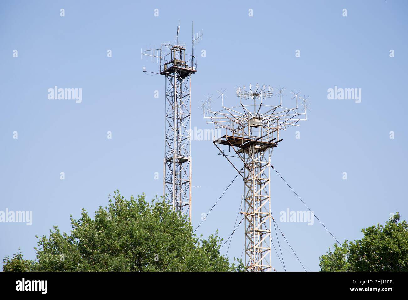 Telekommunikation. Antennen des militärischen Kommunikationszentrums. Stockfoto