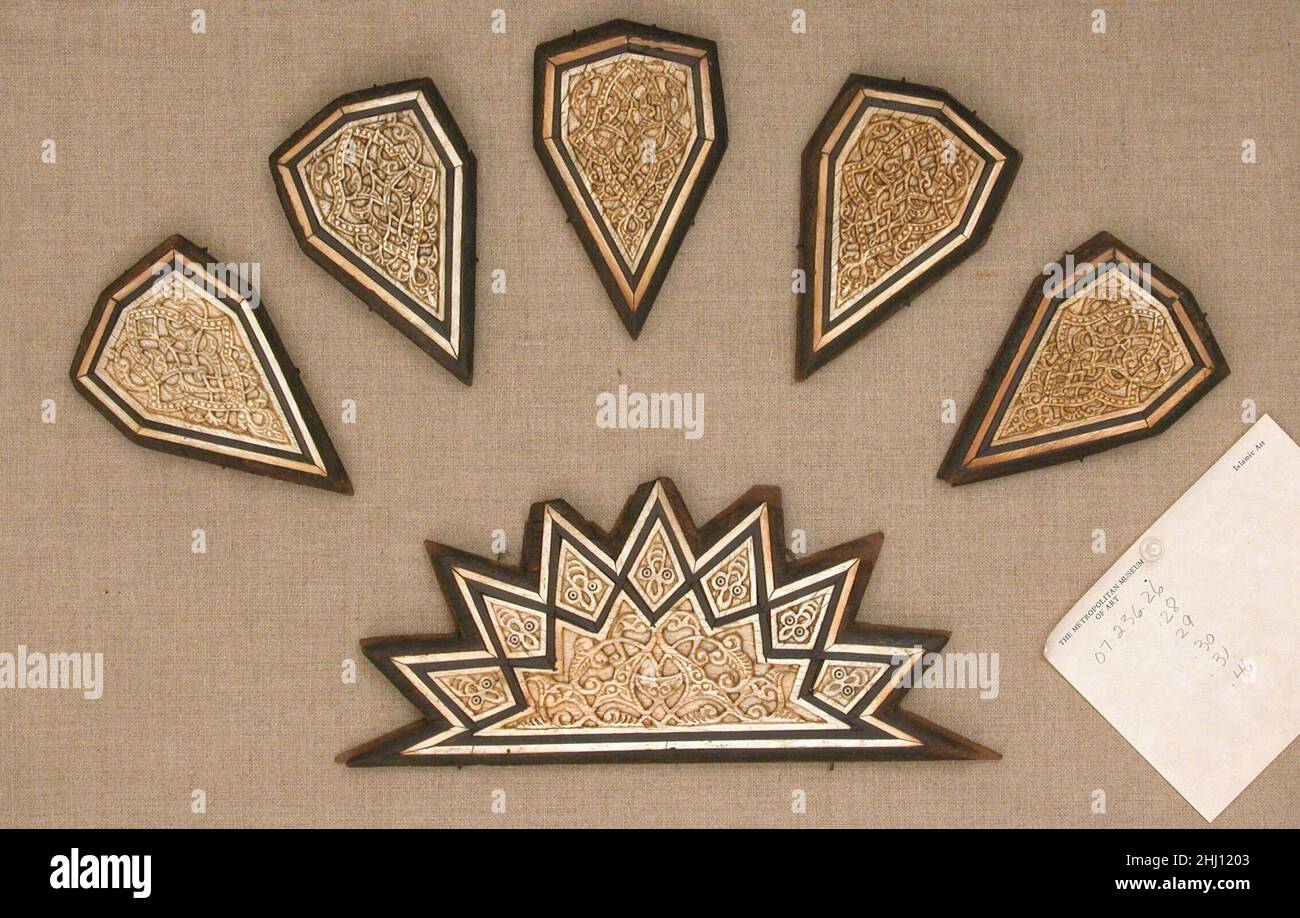 Tafel 13th Jahrhundert Diese Tafel könnte die Hälfte eines zweiteiligen Objekts gewesen sein und einen sechzehn-Punkte-Stern geschaffen haben, um den andere einzelne polygonale Elemente angeordnet worden wären, um eine geometrische Form zu schaffen, oder vielleicht wurde sie einzeln auf den Rand einer rechteckigen Tafel gelegt. Beide Möglichkeiten sind in den Minbar-Türen (91,1.2064) zu sehen, die in der Galerie 450 zu sehen sind. Die einzelnen Stücke werden mit Einsteckgelenken und Zungenverbindungen zusammengehalten, wobei ein Hohlraum in die Holzseite geschnitten wird, damit die Stücke zusammengeschlitzt werden können. Eine solche Technik ist locker genug, um Verzug durch Feuchtigkeit zu verhindern Stockfoto