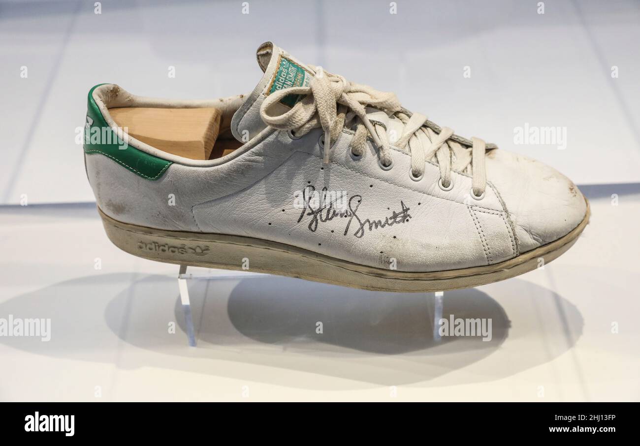 Adidas stan smith tennisschuh Fotos und Bildmaterial in hoher Auflosung Alamy