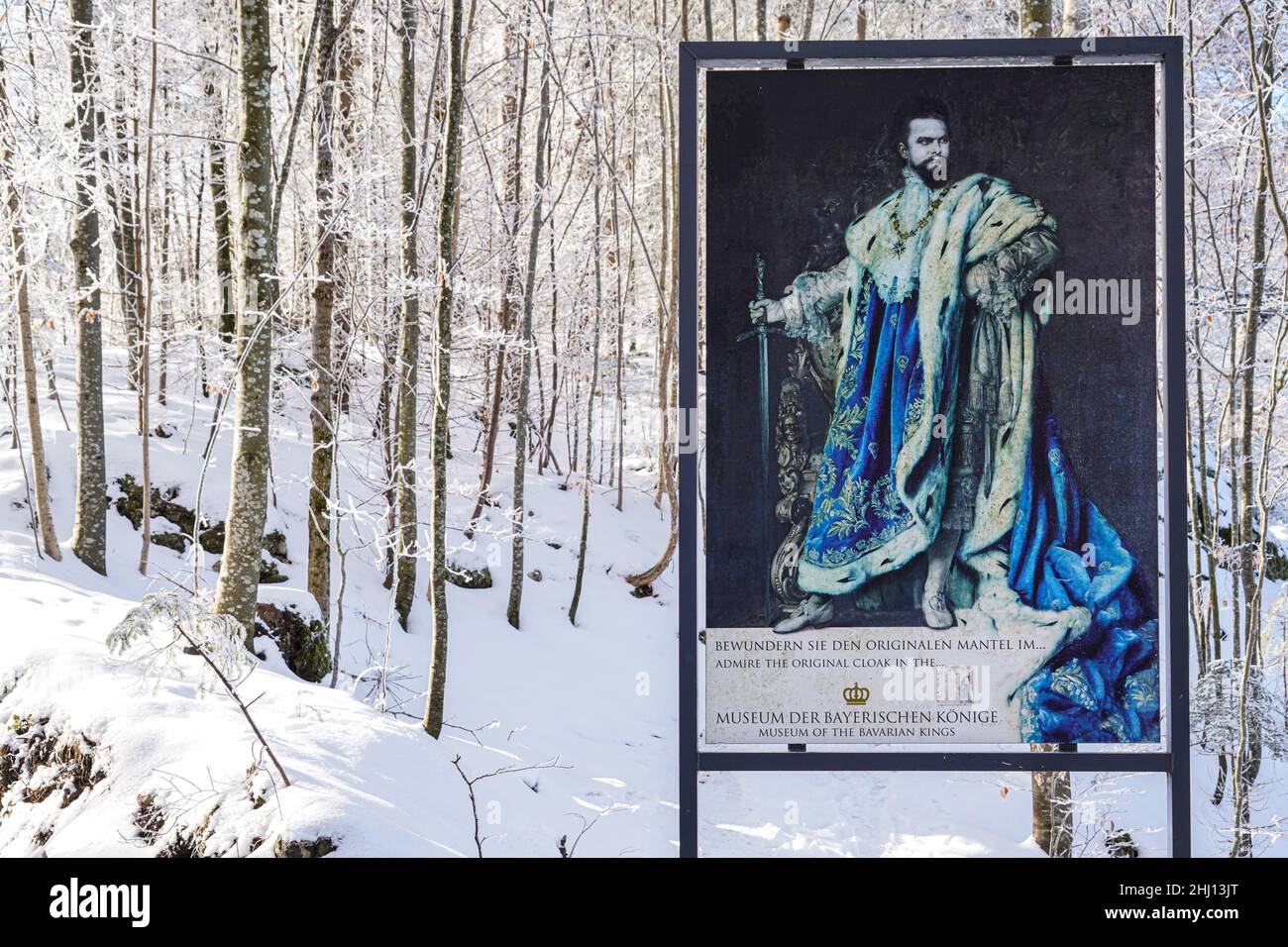 Ein Plakat der Bayerischen Museumsverwaltung für die Schlösser von König Ludwig II. Neuschwanstein und Hohenschwangau im Schwangauer Wald. Stockfoto