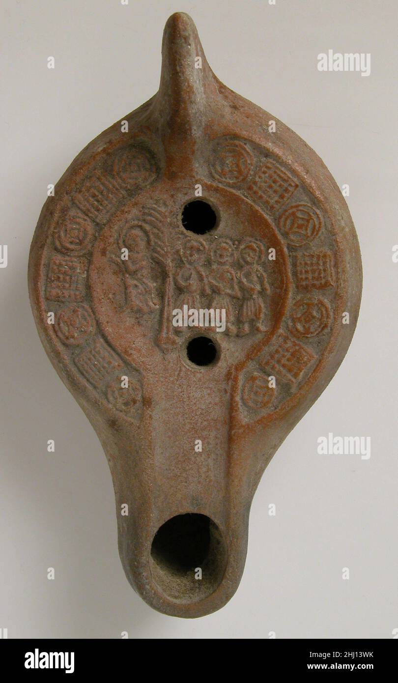 Lampe mit den drei Hebräern vor Nebukadnezar 5th–6th Jahrhundert die Szene stellt den Beginn der Geschichte der drei Hebräer (rechts) dar, die den Befehl von König Nebukadnezar (links sitzend) ablehnten, einem heidnischen Idol (in der Mitte) zu opfern (Daniel 3: 13–18). Das Bild findet sich auf jüdischen und christlichen Lampen.preiswerte Tonlampen, aus Schimmelpilzen hergestellt, sorgten für Licht für die meisten Menschen. Religiöse Bilder, die als Dekoration verwendet wurden, wurden gedacht, um Schutz für ihre Besitzer zu bieten. Lampe mit den drei Hebräern vor Nebukadnezar 448007 Stockfoto