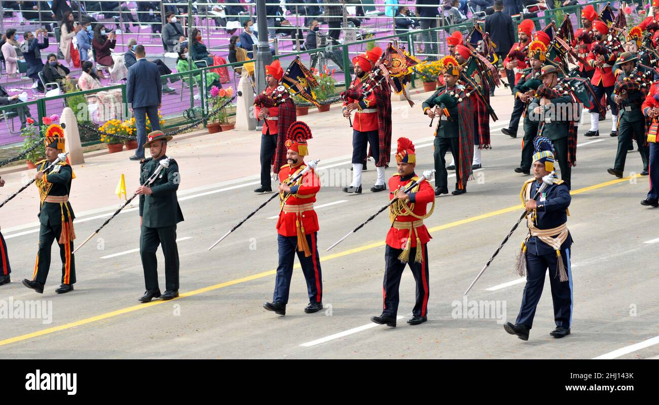 Indische Verteidigungsmitglieder, para Militärband nehmen an der Republic Day Parade Teil, um der Gründung der indischen Verfassung im Jahr 1950 zu gedenken, die Rashtrapati Bhawan entlang des Rajpath in der Nähe von Neu Delhi, Indien, am 26. Januar 2022 abgehalten hat. (Foto von Ravi Batra/Sipa USA) Stockfoto