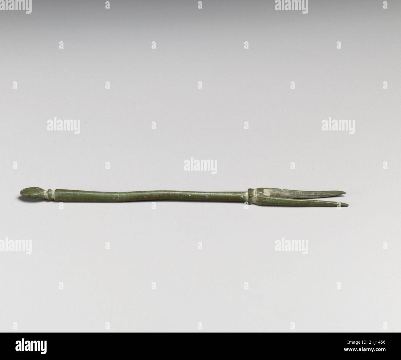 Bronze Serviergabel ca. 2nd–3rd. Jahrhundert n. Chr. Roman Obwohl es allgemein angenommen wird, dass Gabeln erst im Mittelalter eingeführt wurden, ist es möglich, Beispiele aus römischer Zeit zu finden, die verwendet wurden, um Nahrung anstatt als individuelle Essgeschirr zu dienen. Diese zweizackige Gabel hat in der Form eines Ochsenhufs eine ähnliche Endform wie auf dem Bronzelöffel (20.49.10), die auch in diesem Fall zu sehen ist. Serviergabel aus Bronze 252417 Roman, Serviergabel aus Bronze, ca. 2nd?3rd Jahrhundert A.D., Bronze, andere: 5 3/4 Zoll (14,6 cm). Das Metropolitan Museum of Art, New York. Vermächtnis von Richard B. Seager, 1926 (2 Stockfoto