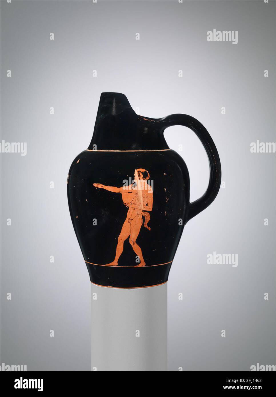 Terrakotta-Oinochoe (Krug) ca. 450 v. Chr. dem Maler des Louvre zugeschrieben CA 1694 zwei SatyrsDas wesentliche Element beim Austausch zwischen den beiden Satyrs ist der Skyphos (tiefer Trinkbecher), der von einem von ihnen gehalten wird. Es kann voller Wein sein. Es kann auch leer sein und als Kammertopf verwendet werden. Obwohl griechische Vasen entworfen wurden, um einen bestimmten Zweck zu erfüllen, liehen sie sich einer beliebigen Anzahl von anderen Verwendungen.. Terrakotta-Oinochoe (Krug) 247519 Stockfoto