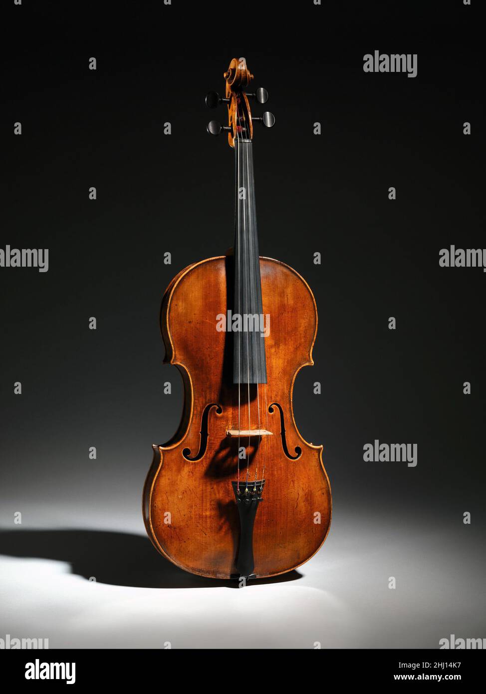 Viola Ca. 1660 Jacob Stainer der Österreicher Jacob Stainer ist bekannt als der "Vater der deutschen Violine" und seine Instrumente waren Favoriten der Bach- und Mozartfamilien. Bis zum Beginn des 19th. Jahrhunderts blieben sie die gefragtesten Geigen und Bratschen der Welt. Die Instrumente der Stainer zeichnen sich durch ihre sehr vollen gebogenen, vertikalen F-Löcher mit wohlproportionierten Augen und durch ihre sorgfältige Verarbeitung aus. Bratschen waren im 17th. Jahrhundert wahre Tenor-Instrumente mit großen Körpern und oft hohen Rippen. Als Repertoire anspruchsvoller wurde, bauten die Macher kleinere Gambe Stockfoto