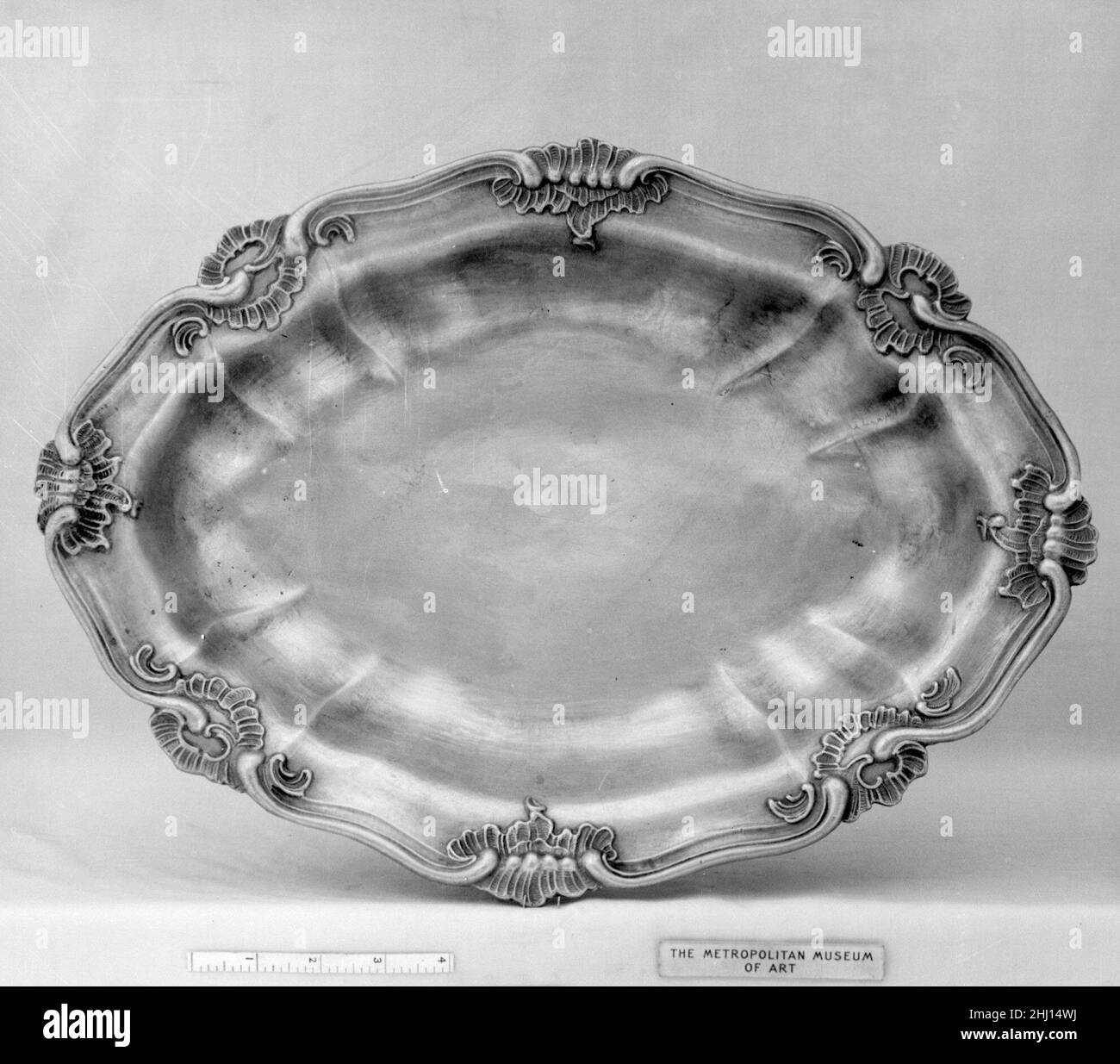 Teller drittes Viertel 18th Jahrhundert Gallus David Apeller der Jüngere. Dish 189137 Erbauer: Gallus David Apeller der Jüngere, Dish, drittes Viertel 18th Jahrhundert, Zinn, 17 x 12 1/4 x 1 7/8 Zoll (43,2 x 31,1 x 4,8 cm). Das Metropolitan Museum of Art, New York. Rogers Fund, 1906 (06,869) Stockfoto