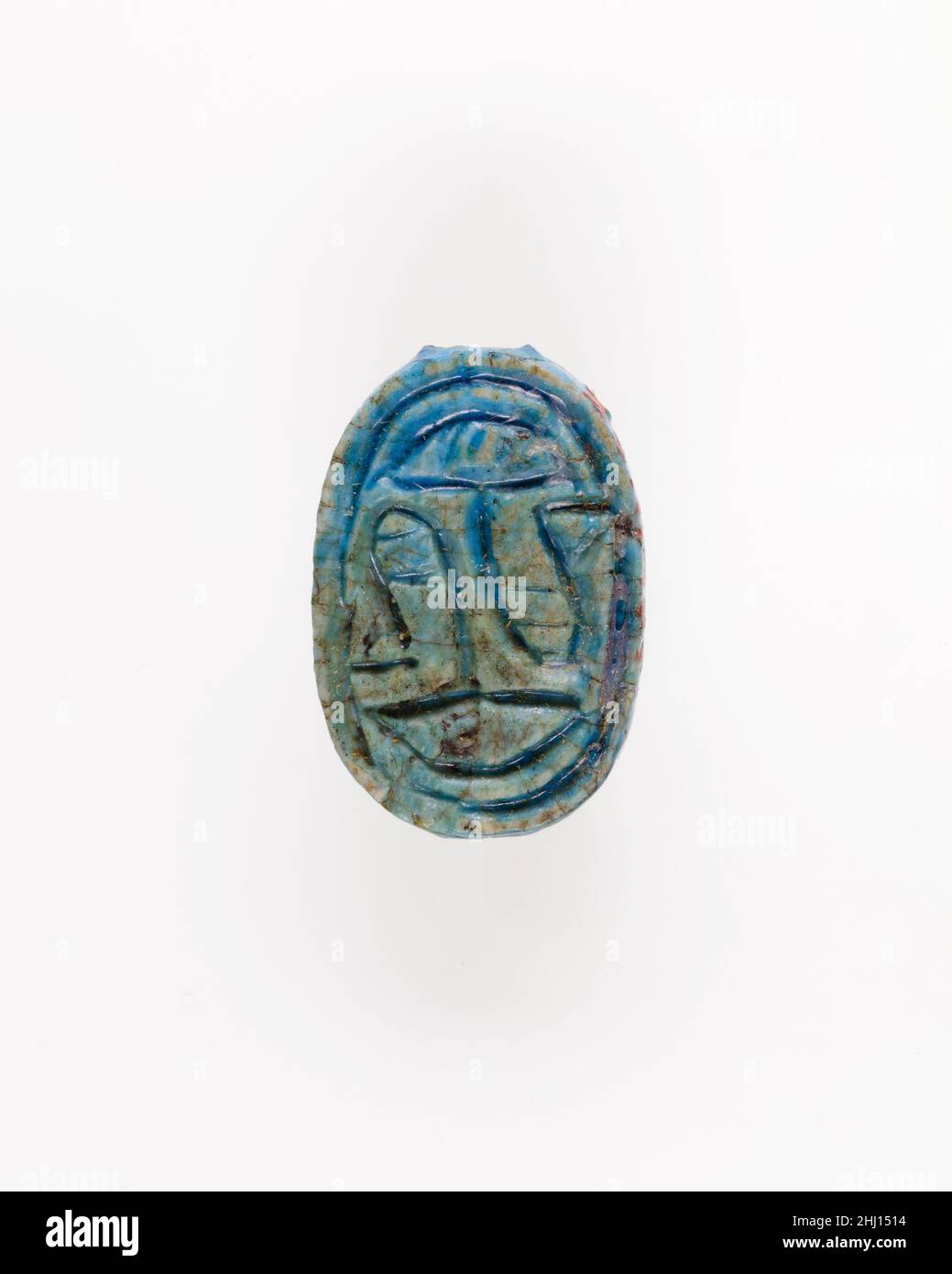 Scarabäus mit Papyrus-Motiv ca. 1850–1640 v. Chr. Pflanzen des Mittleren Königreichs sind ein beliebtes Thema auf der Unterseite der alten ägyptischen Robbenamulette, weil sie sich auf Leben, Erneuerung und Regeneration beziehen. Sie bestehen hauptsächlich aus Darstellungen von Papyrus-Pflanzen und Lotusblumen und ihren Knospen. Dieser Skarabäus des späten Mittleren Königreichs (späte Dynastie 12–Dynastie 13, ca. 1850–1640 v. Chr.) zeigt zwei Papyrus-Stämme, die aus Körben (nebs) hervorgehen und jeweils an gegenüberliegenden Seiten der Komposition platziert sind. Parallele Linien verbinden das fanning, blühende Ende mit dem Stamm der Pflanze.. Scarabäus mit Papyrus-Motiv. Ca. 1850–1640 V. CHR. Blau f Stockfoto