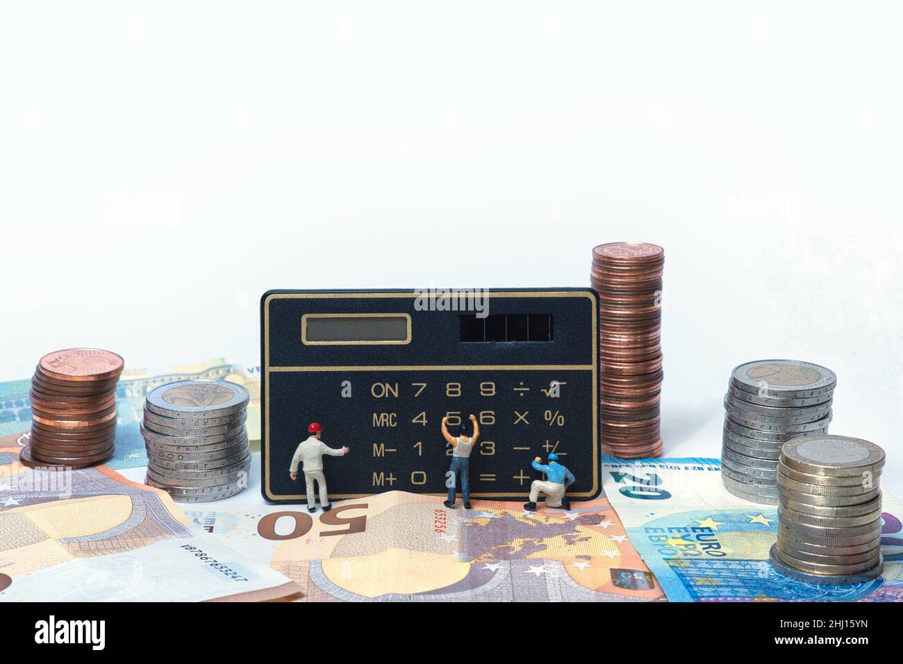 Miniaturarbeiter arbeiten an einem Rechner Stockfoto
