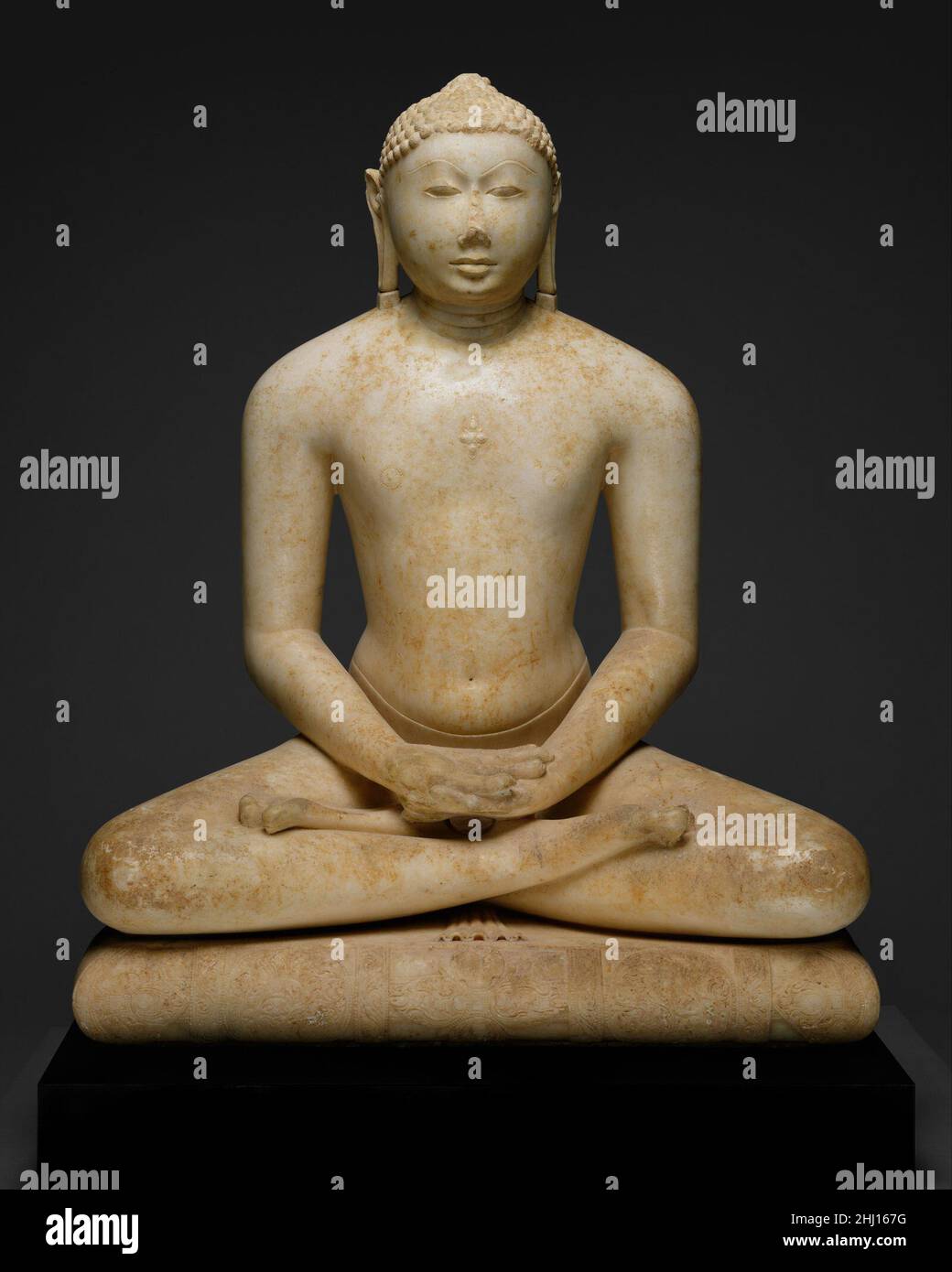 Jain Svetambara Tirthankara in der Meditation erste Hälfte des 11th Jahrhunderts Indien (Gujarat oder Rajasthan) im Herzen der täglichen Jain religiösen Einhaltung ist die Verehrung des Bildes der jina, die konzeptionelle Grundlage, von denen das pan-indische Ideal des yogischen Asketen ist. Diese alte Praxis, die in den Veden (den ältesten Hindu-Texten) gefeiert wird, setzt den Erwerb spiritueller Weisheit mit dem Streben nach fortgeschrittenen Formen der Meditation und dem Rückzug aus materiellem Komfort gleich. Im Jainismus werden die vierundzwanzig befreiten Seelen, die als, diesen erhöhten Zustand erreicht zu haben erkannt werden, als angebetet Stockfoto