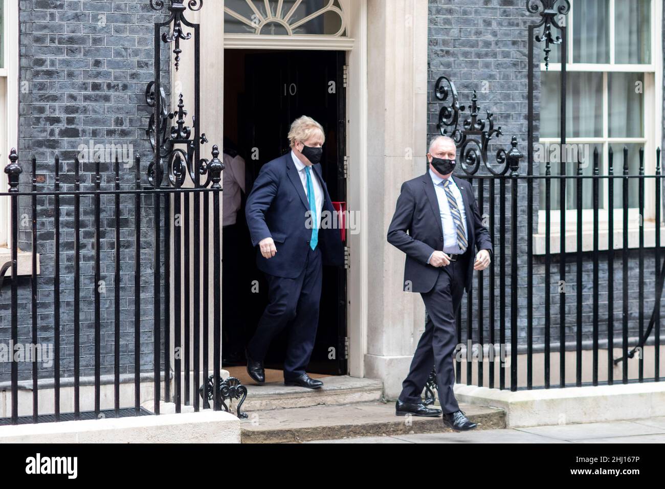 London, Großbritannien. 26th Januar 2022. Der britische Premierminister Boris Johnson verlässt sein Büro in der Downing Street 10, um an den Fragen des Premierministers (PMQ) der Woche teilzunehmen. (Foto von Belinda Jiao/SOPA Images/Sipa USA) Quelle: SIPA USA/Alamy Live News Stockfoto