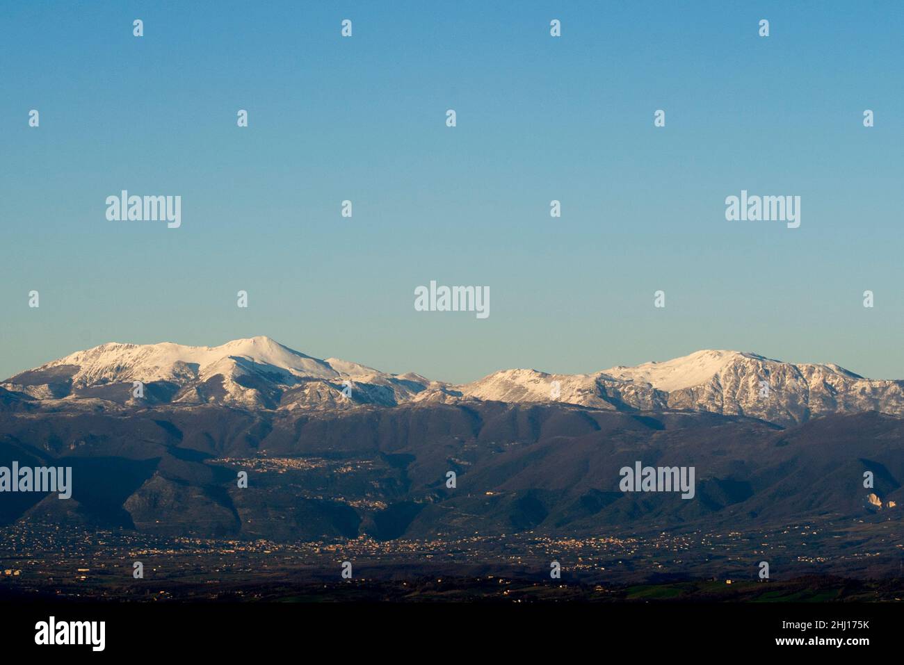 Schneebedeckte Matese-Berge von Castel Morrone aus gesehen, nachdem die Temperaturen in ganz Italien stark abfegten. Das Matese-Massiv ist ein Gebirgsmassiv des Samnite-Apennins, das in zwei Regionen (Molise und Kampanien) und vier Provinzen (Campobasso, Isernia, Caserta und Benevento) unterteilt ist. Castel Morrone, Italien, 26. Januar 2022. (Foto von Vincenzo Izzo/Sipa USA) Stockfoto