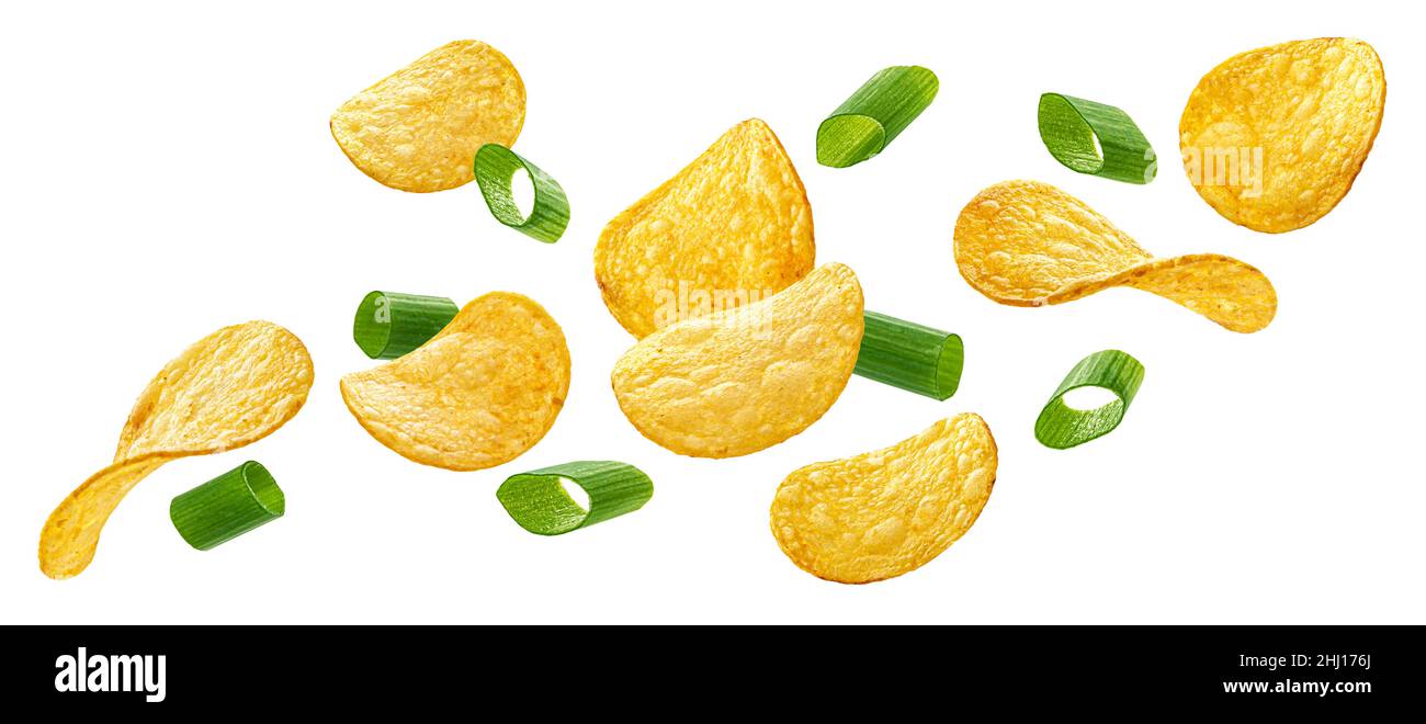 Fallende Kartoffelchips mit grüner Zwiebel isoliert auf weißem Hintergrund Stockfoto