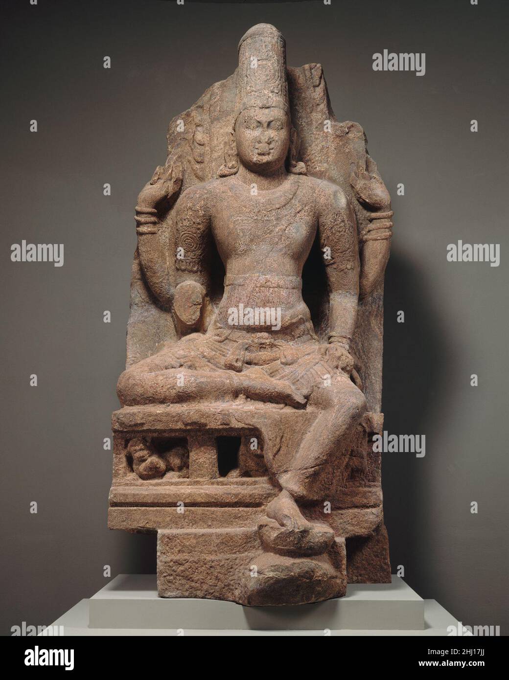 Throned Vishnu zweite Hälfte des 8th.–frühen 9th. Jahrhunderts Indien Diese monumentale Skulptur – die größte in der südasiatischen Sammlung des Museums – ist ein seltenes Beispiel für die Kunst der Pandya-Dynastie, die zusammen mit der Pallava-Dynastie die erste große Phase des Tempelbaus in Südindien initiierte. Vishnu sitzt auf einem Löwenthron in der entspannten, königlichen Haltung von Lalitasana. Seine Rolle im Hinduismus besteht darin, die menschliche Welt wieder in Ordnung zu bringen und Übel zu bekämpfen, die die Stabilität des Universums bedrohen. Ursprünglich hielt er eine Muschel (die als Kampftrompete verwendet wurde) in seiner linken oberen Hand und einen Kriegsdiskus in h Stockfoto