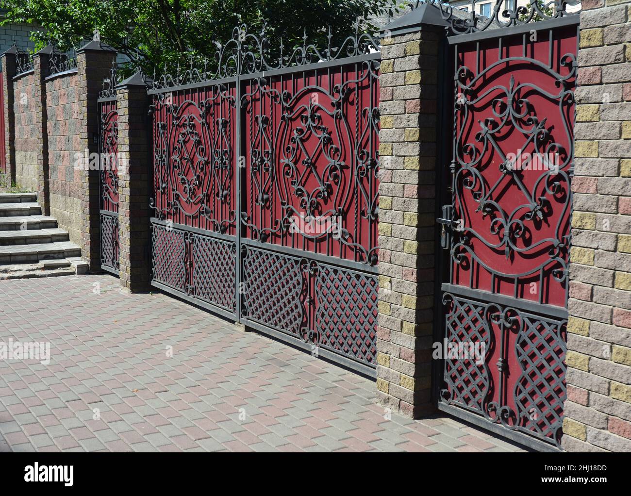 Metal gate brick wall home Fotos und Bildmaterial in hoher Auflösung