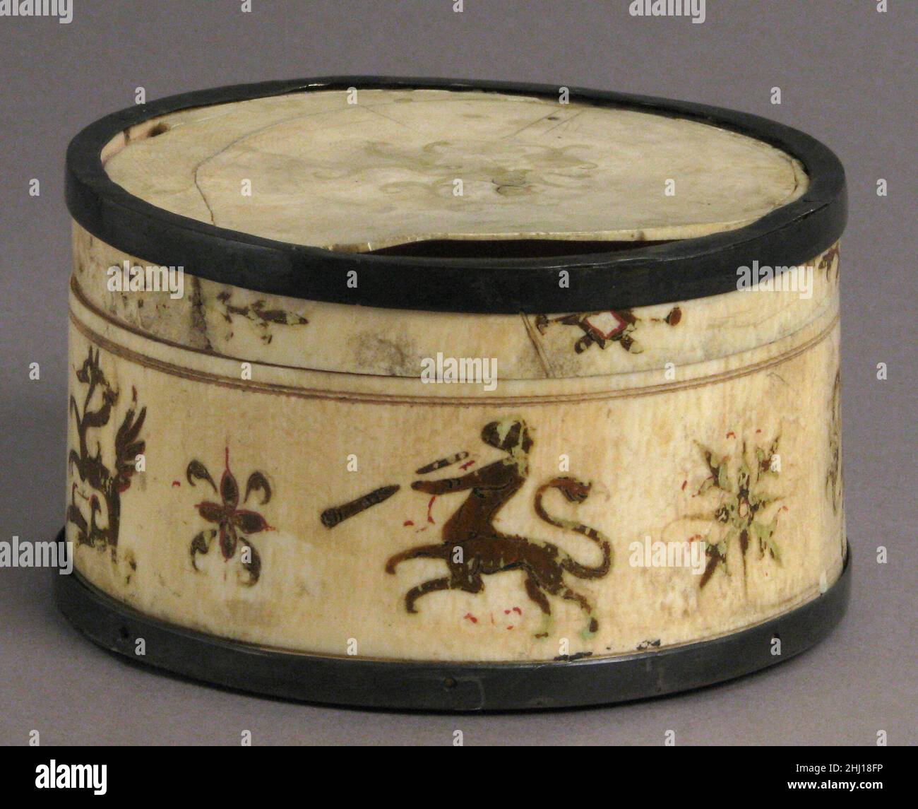 Box wahrscheinlich 13th Jahrhundert Ein Drache, ein Zentaur, der ein Horn spielt, ein Löwe und ein Hund beleben die Oberfläche dieser winzigen Box.. Box. Wahrscheinlich 13th Jahrhundert. Elfenbein, bemalt; silberne Halterungen. Hergestellt in Italien, Sizilien. Efeu und Knochen Stockfoto